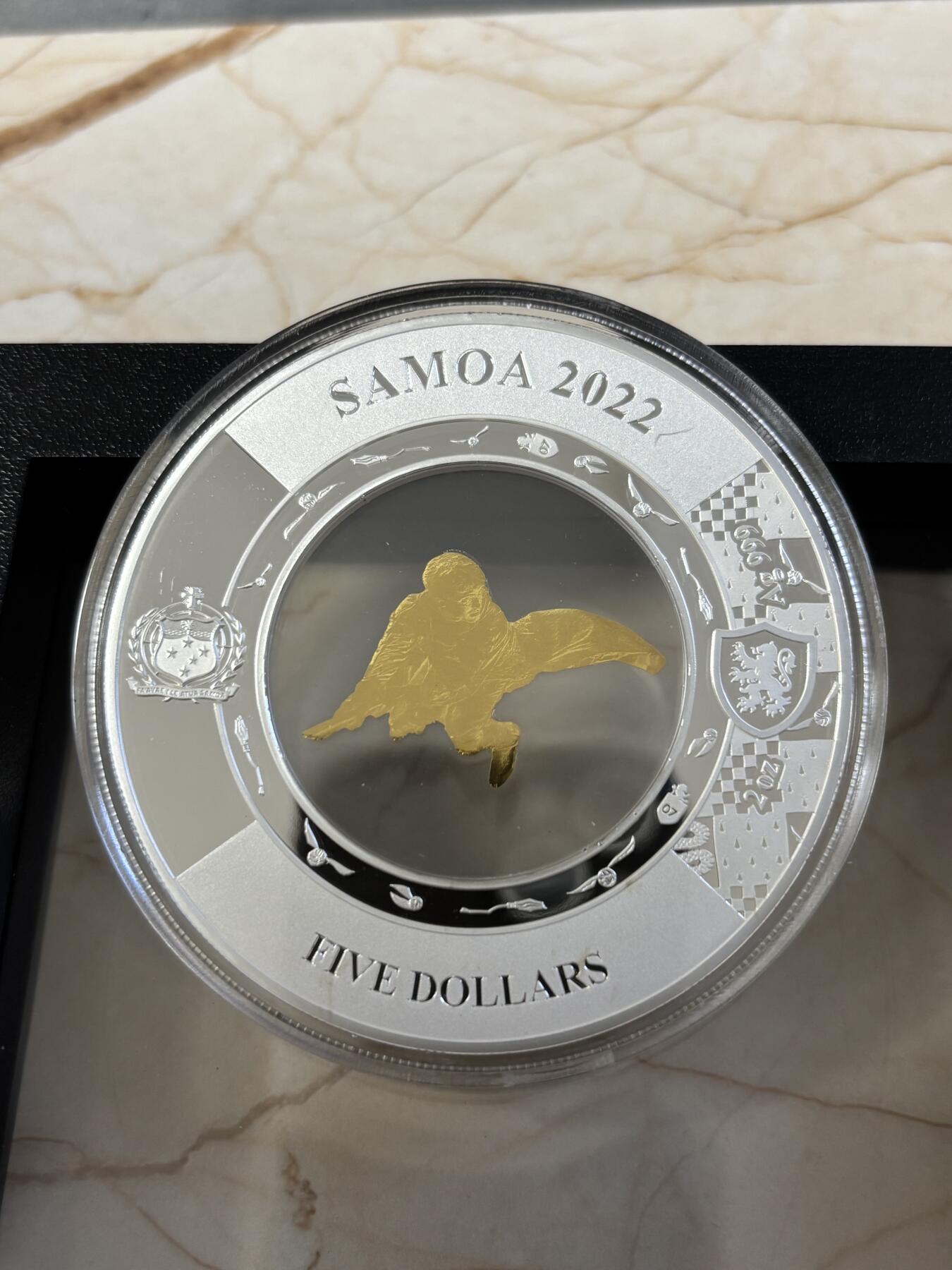 第187期拍卖 萨摩亚2022年哈利波特骑扫把2盎司中空镶金片银币，金属:999银+999金，重量:2盎司+0.2克，直径:70毫米，发行：975枚