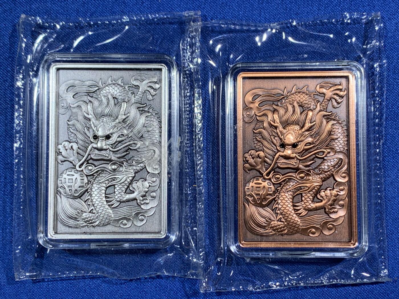 《竞宝斋》第455场 周日，周一 2场连拍 （全场包邮，欢迎送拍） 两枚一组 吉祥龍鳳方型紀念章，硫化古银+纯铜，吉祥龙凤铜章（铜硫化古银），规格30*45mm，眼睛处镶嵌红宝石，中国钱币发行，发行量999枚，有证书。