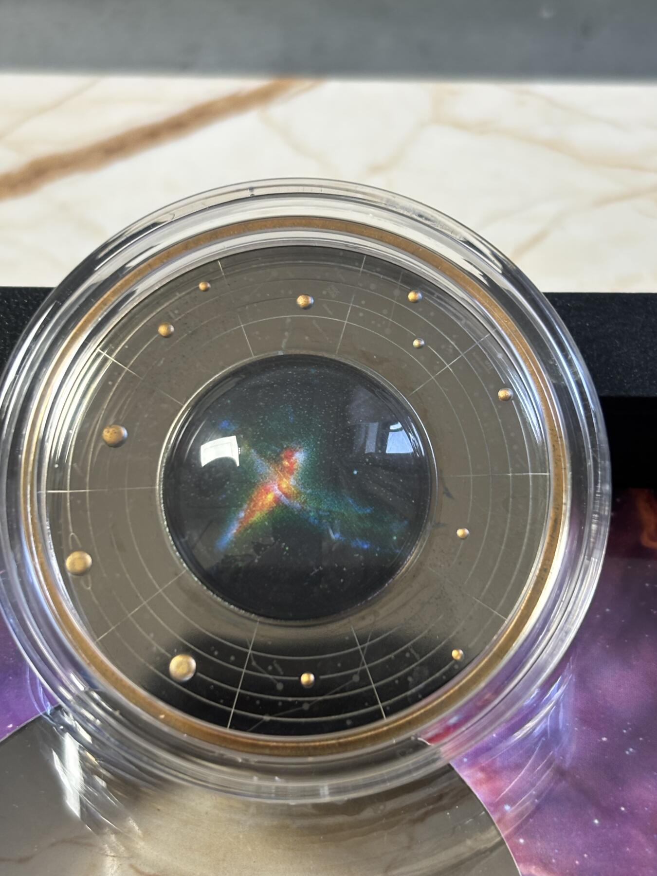 第187期拍卖 喀麦隆2024年银河思考者贝尔三重态 精制纪念银币，999银，17.5克，发行700枚