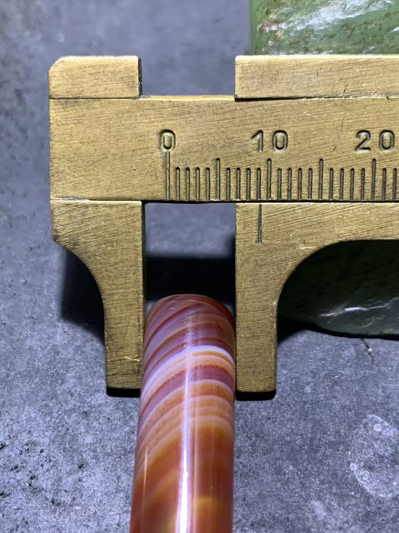 精美朱砂点缠丝玛瑙随形直桶，桶珠一个，