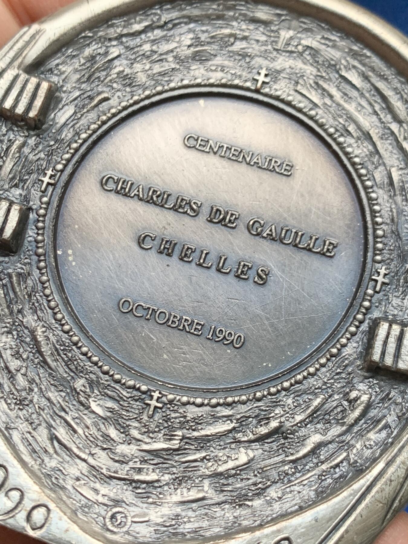 《竞宝斋》第455场 周日，周一 2场连拍 （全场包邮，欢迎送拍） 法国艺术大章 1990年戴高乐诞辰100年高浮雕超大镀银纪念章 72*74.5MM 173.2克