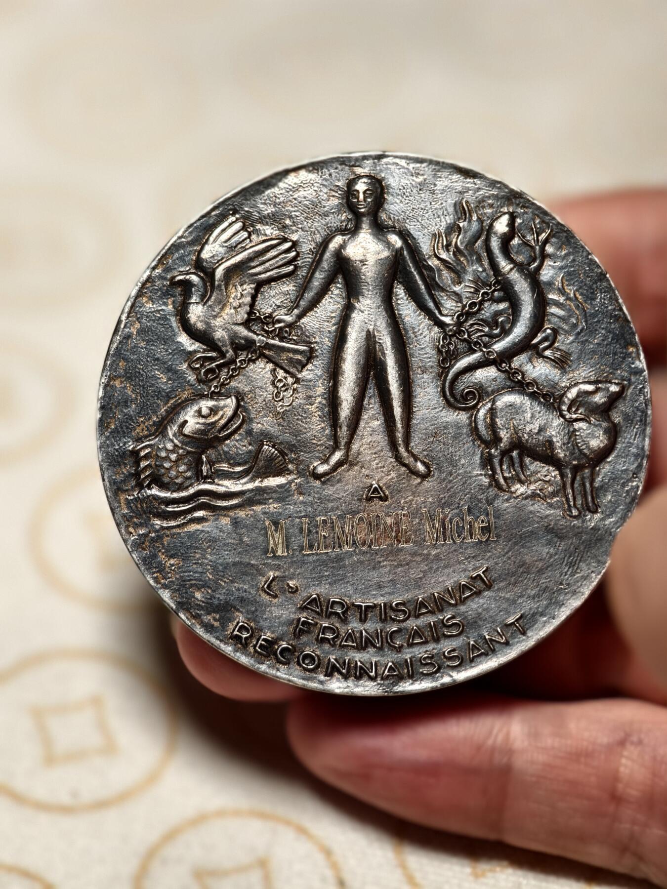 抚柳草堂-第六期章牌钱币 奖章勋章限时免佣 满百包邮 放漏专场 19世纪末-20世纪初法国手工业商会镀银大铜章 大尺寸58mm 重量110.9g 镀层完好漂亮非常厚重可以当镇纸