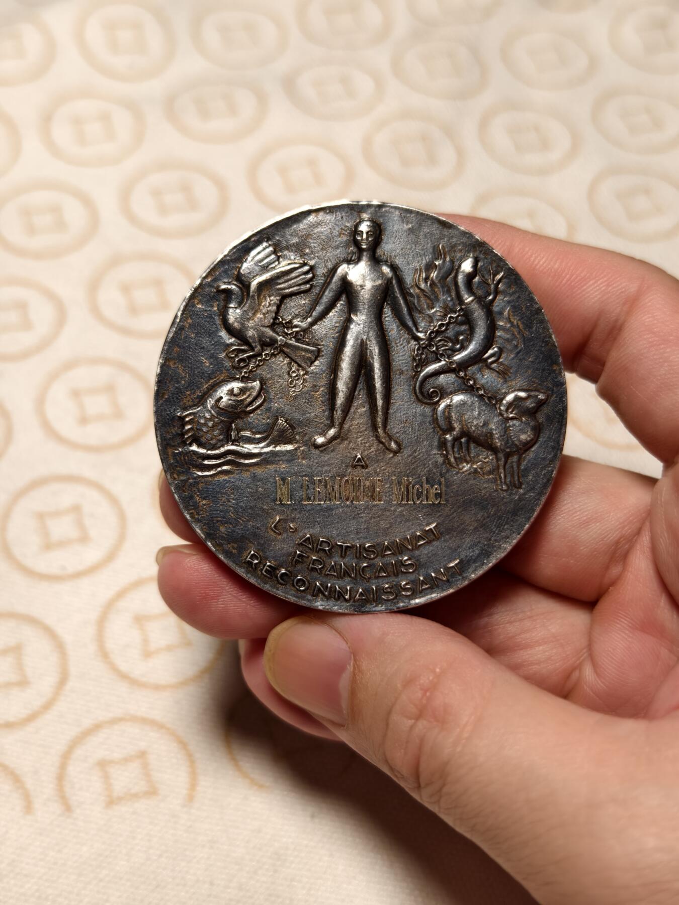 抚柳草堂-第六期章牌钱币 奖章勋章限时免佣 满百包邮 放漏专场 19世纪末-20世纪初法国手工业商会镀银大铜章 大尺寸58mm 重量110.9g 镀层完好漂亮非常厚重可以当镇纸