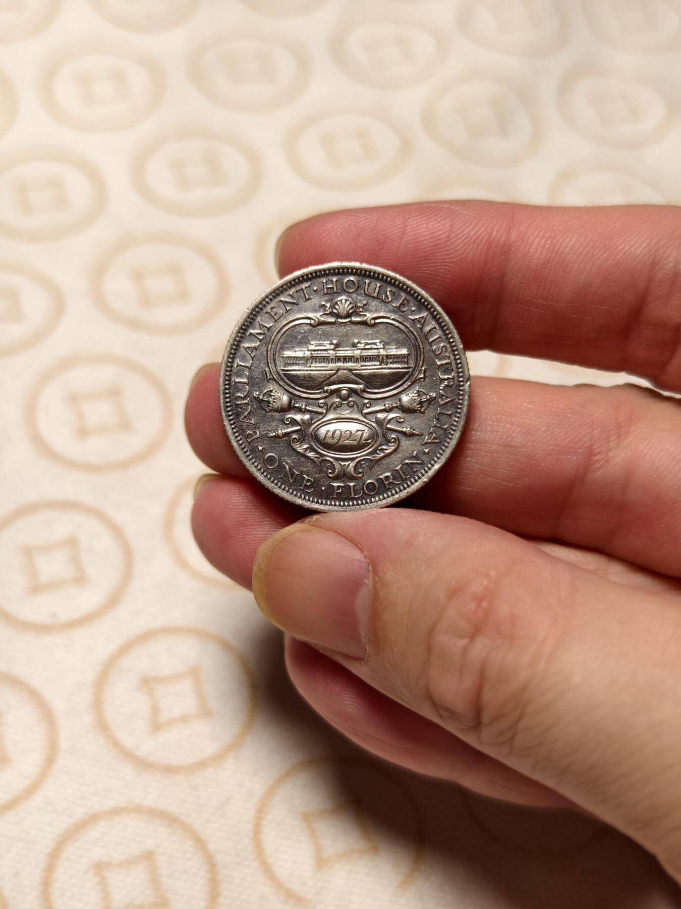 抚柳草堂-第六期章牌钱币 奖章勋章限时免佣 满百包邮 放漏专场 1927澳大利亚堪培拉国会大厦纪念1佛罗林银币 乔治五世重11.3g 品相很不错