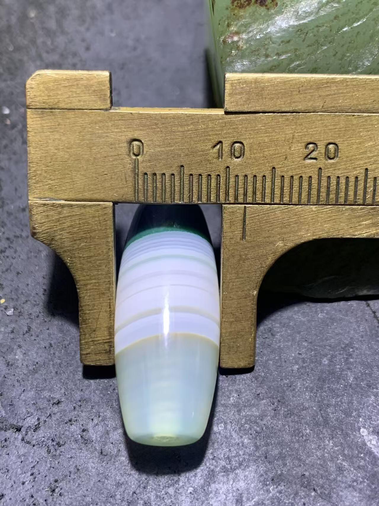 精美冰透高玉化瓷白绿双色缠丝玛瑙桶珠一颗，