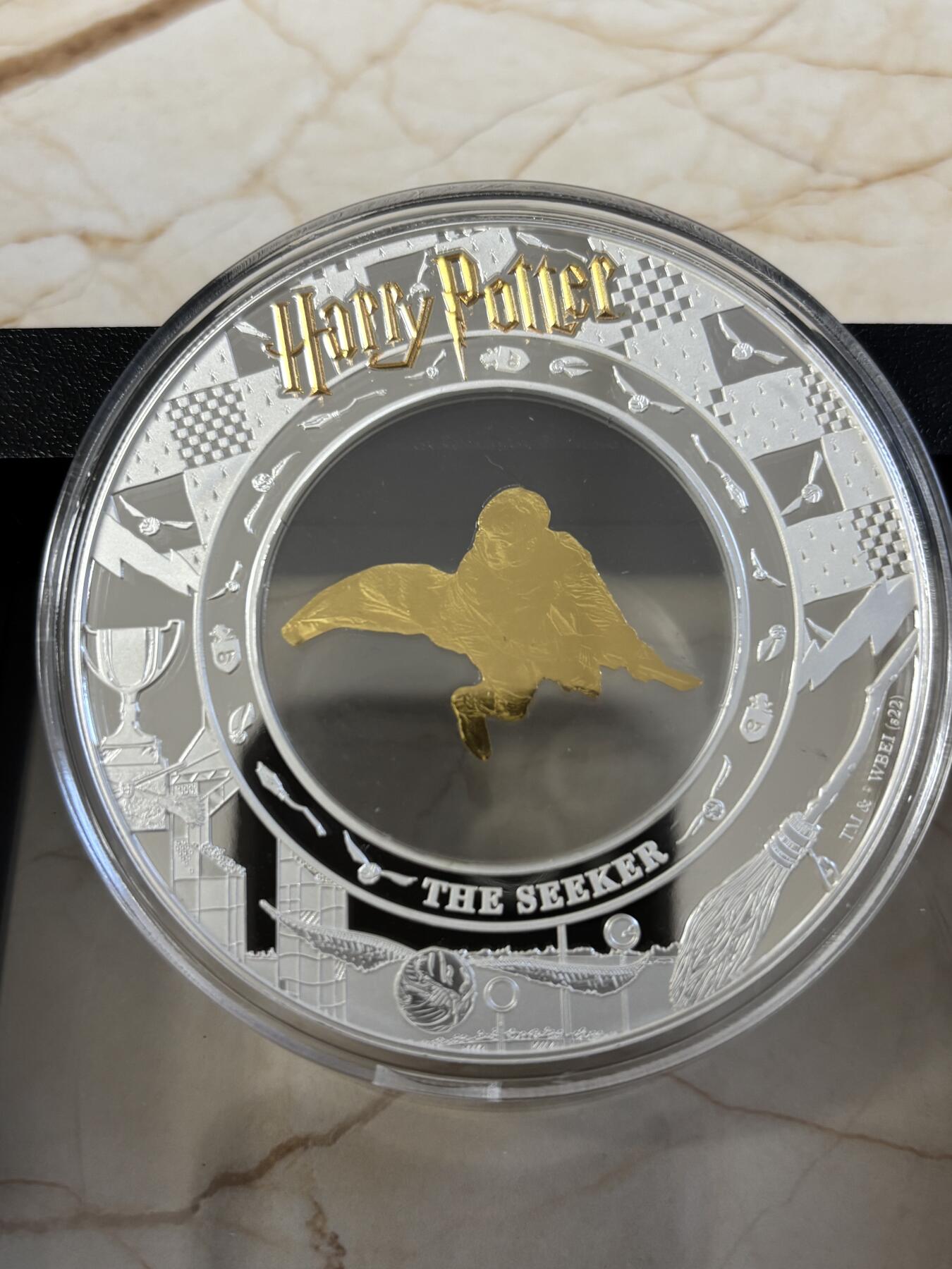 第187期拍卖 萨摩亚2022年哈利波特骑扫把2盎司中空镶金片银币，金属:999银+999金，重量:2盎司+0.2克，直径:70毫米，发行：975枚
