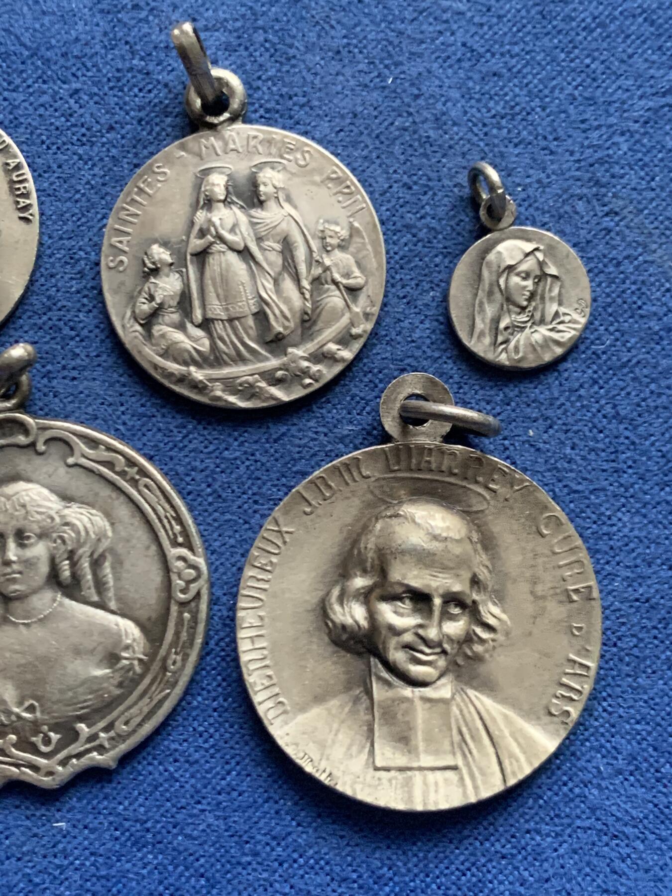 《竞宝斋》第455场 周日，周一 2场连拍 （全场包邮，欢迎送拍） 五枚一组 宗教吊坠纪念章 总重18.5克