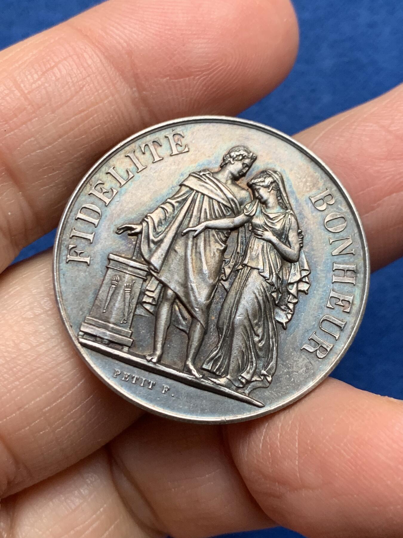 《竞宝斋》第455场 周日，周一 2场连拍 （全场包邮，欢迎送拍） 法国婚姻与爱情纪念银章 背面无刻字 丰饶角银标 16.28克 32MM 依偎