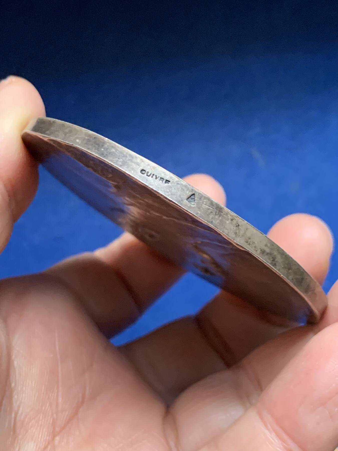 《竞宝斋》第455场 周日，周一 2场连拍 （全场包邮，欢迎送拍） 法国1928年牙科教授J·维肖医生纪念镀银大铜章 114.5克 67.8mm 三角铜标