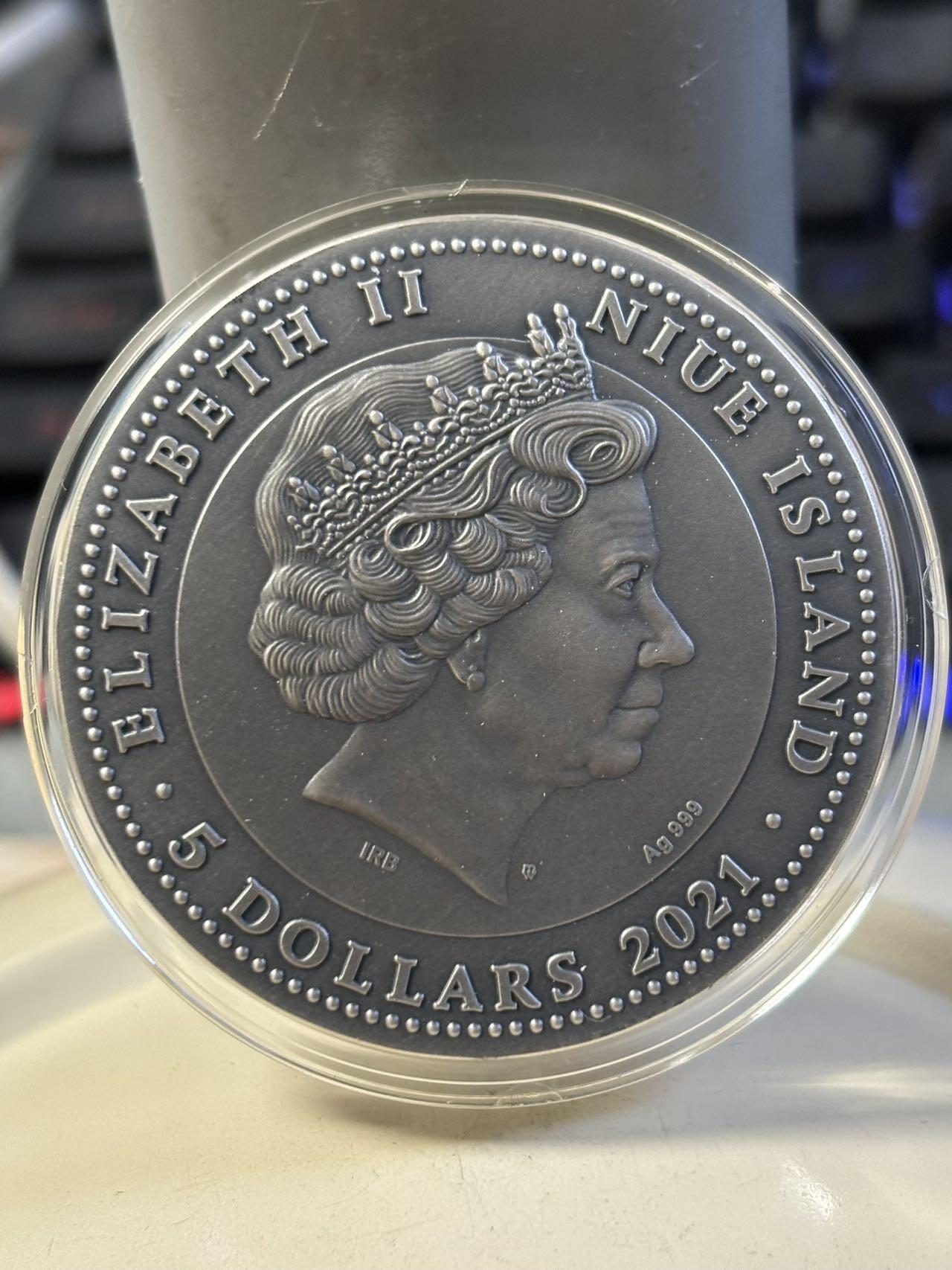 第187期拍卖 纽埃2021年中国龙虎将(1)-(战神)关羽,2盎司超高浮雕仿古镶嵌珊瑚红玉银币。62.2克，发行500枚