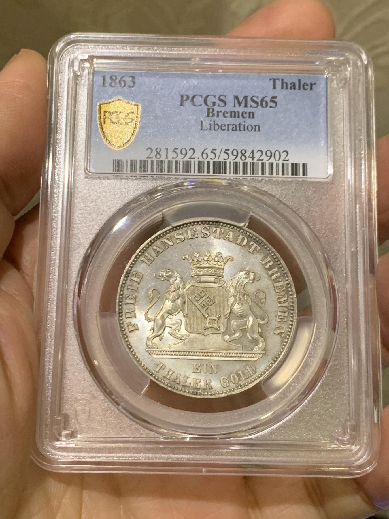 《竞宝斋》第455场 周日，周一 2场连拍 （全场包邮，欢迎送拍） PCGS MS65 德国1863年不莱梅自由市泰勒银币，正面为经典的双狮扶着象征不莱梅的钥匙盾徽，背面为纪念解放德国50周年文字。强烈转光，非常难得的Gem级别不莱梅银币。一枚66在最近Ha拍了近9000人民币。