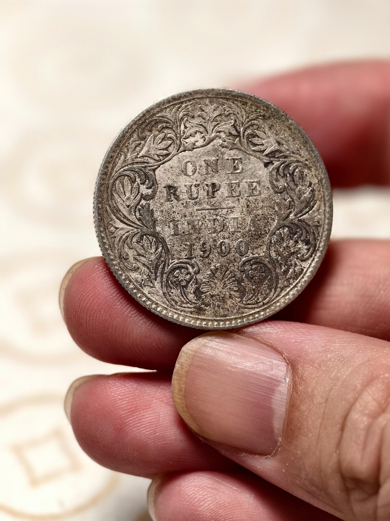 抚柳草堂-第六期章牌钱币 奖章勋章限时免佣 满百包邮 放漏专场 1900英属印度1卢比银币 维多利亚女王版 重11.4g 状态不错