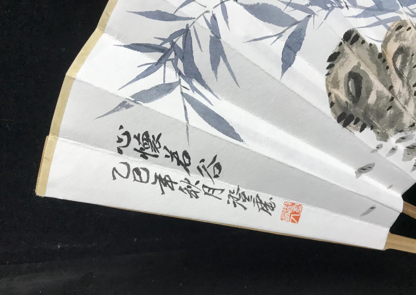 抚柳草堂-第六期章牌钱币 奖章勋章限时免佣 满百包邮 放漏专场 纯手绘墨竹诗文折扇 实力派画家纯手绘 笔墨丰富构图完整 开合设计效果好 长30cm宽2.8cm 扇骨有轻微起皮