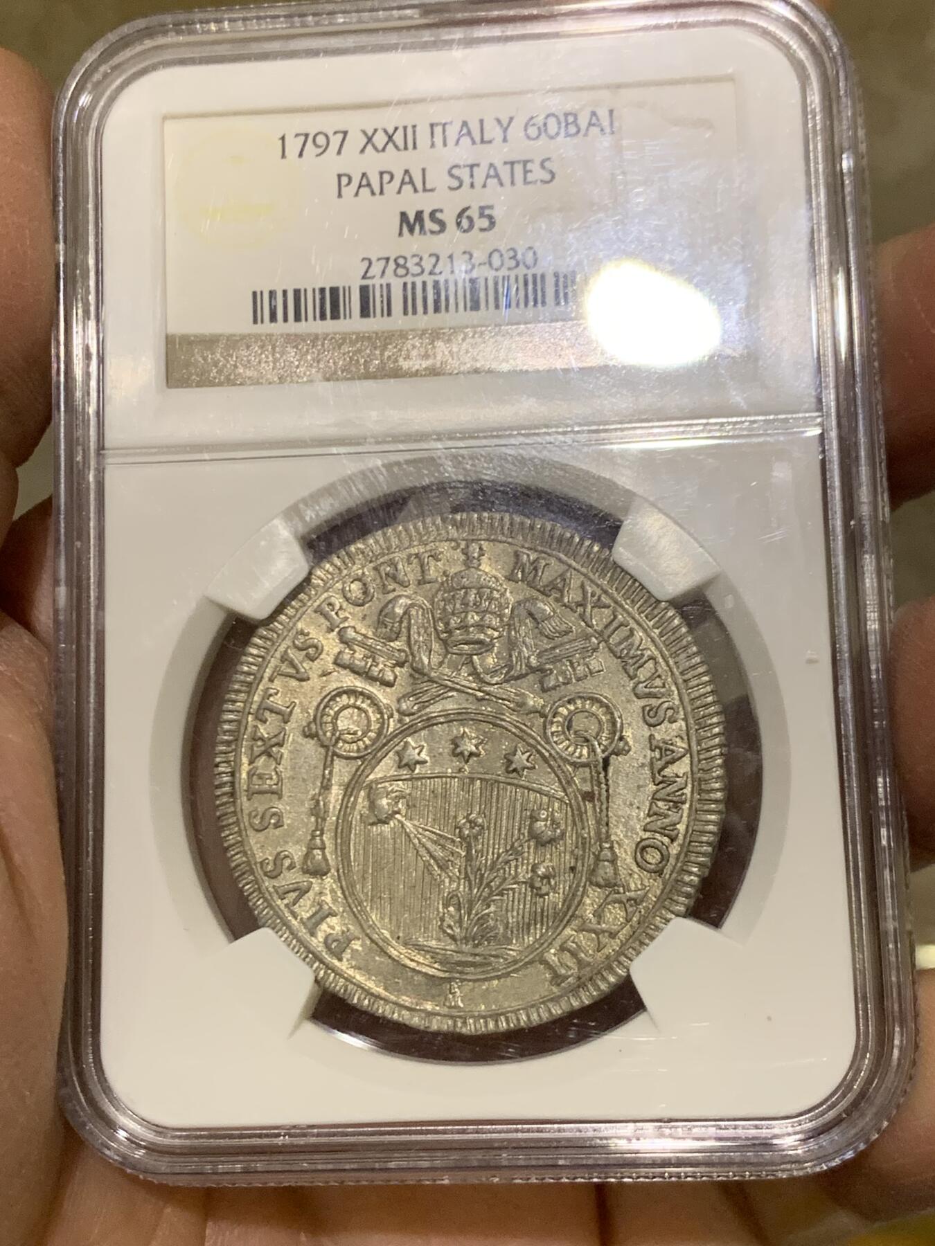 《竞宝斋》第455场 周日，周一 2场连拍 （全场包邮，欢迎送拍） NGC MS65 意大利1797年教皇国60B银币，庇护六世时期发行。整枚币全深打，小牧徽面的人头和植物所有细节完全展现，极其难得。银光闪闪的出厂状态。一枚直接一步到位。