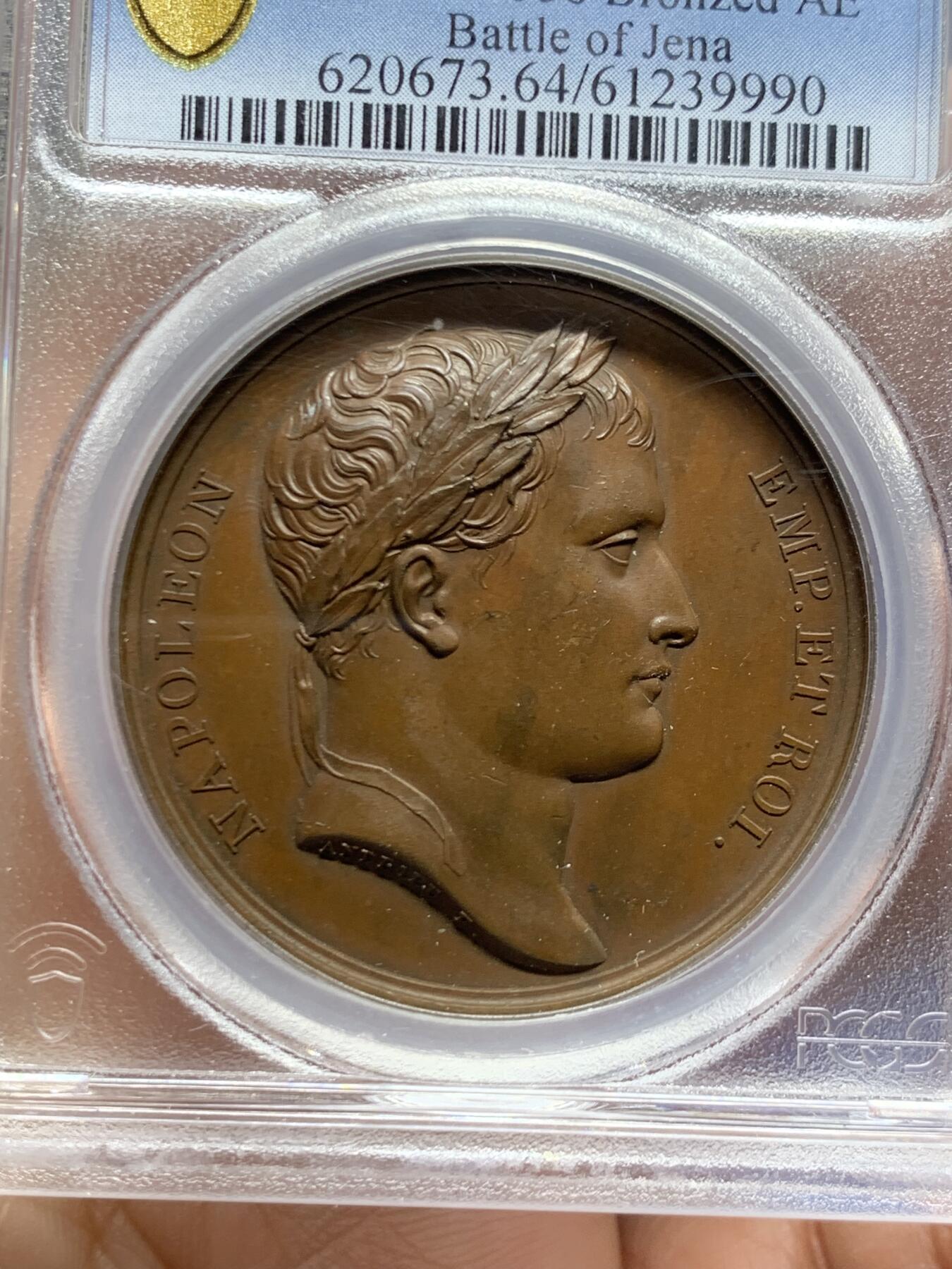 《竞宝斋》第455场 周日，周一 2场连拍 （全场包邮，欢迎送拍） PCGS SP64 法国1806年拿破仑一世耶拿之战原铸铜章 巴黎造币厂 巧克力包浆 拿破仑化身朱庇特（罗马神话中众神之王）身披斗篷骑着帝国之鹰腾云凌空 手持闪电权杖 击倒斩杀地上三名巨人 场面英武壮阔 设计大胆天马行空 肌肉线条精细优美 该战役是拿破仑大破普军经典战役 也是拿章中经典中的经典
