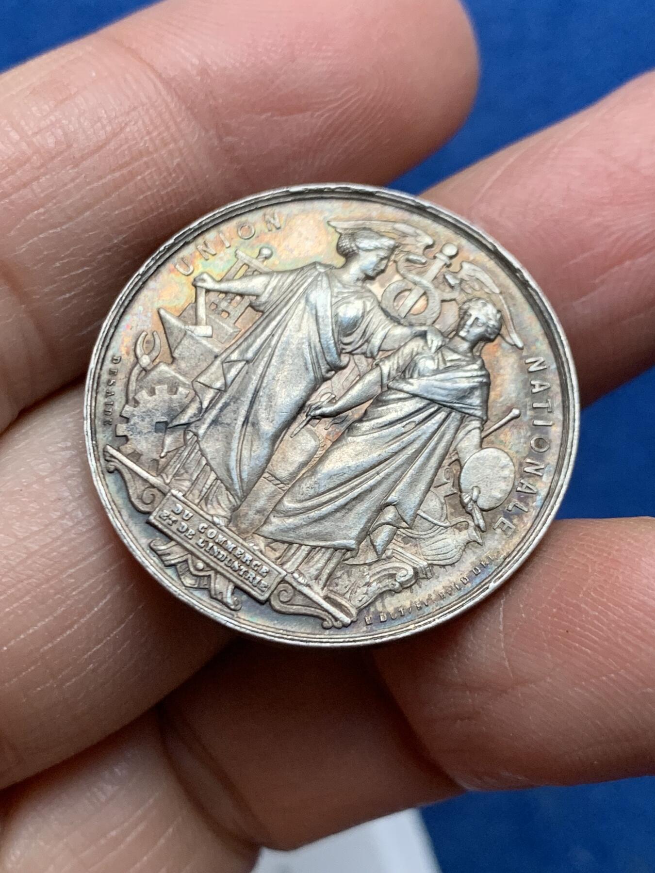 《竞宝斋》第455场 周日，周一 2场连拍 （全场包邮，欢迎送拍） 法国19世纪全国珠宝首饰联盟纪念银章，正面双女神和蛇杖图案精美，蜜蜂AR边铭，29mm，9.88克。