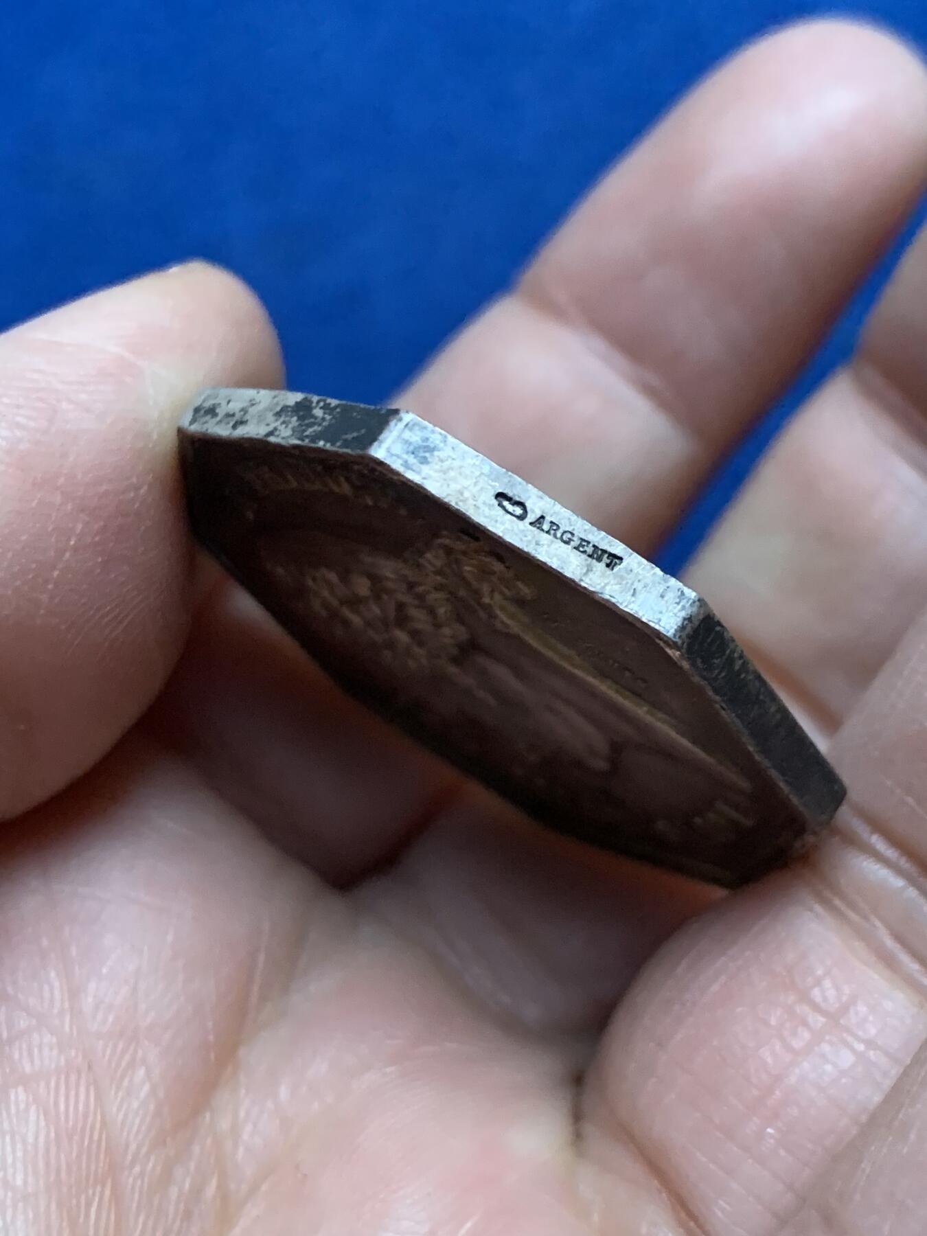 《竞宝斋》第455场 周日，周一 2场连拍 （全场包邮，欢迎送拍） 法国路易十八巴黎火灾保险八角银质代币，34.6MM，21.48克，丰饶角边铭，五彩包浆