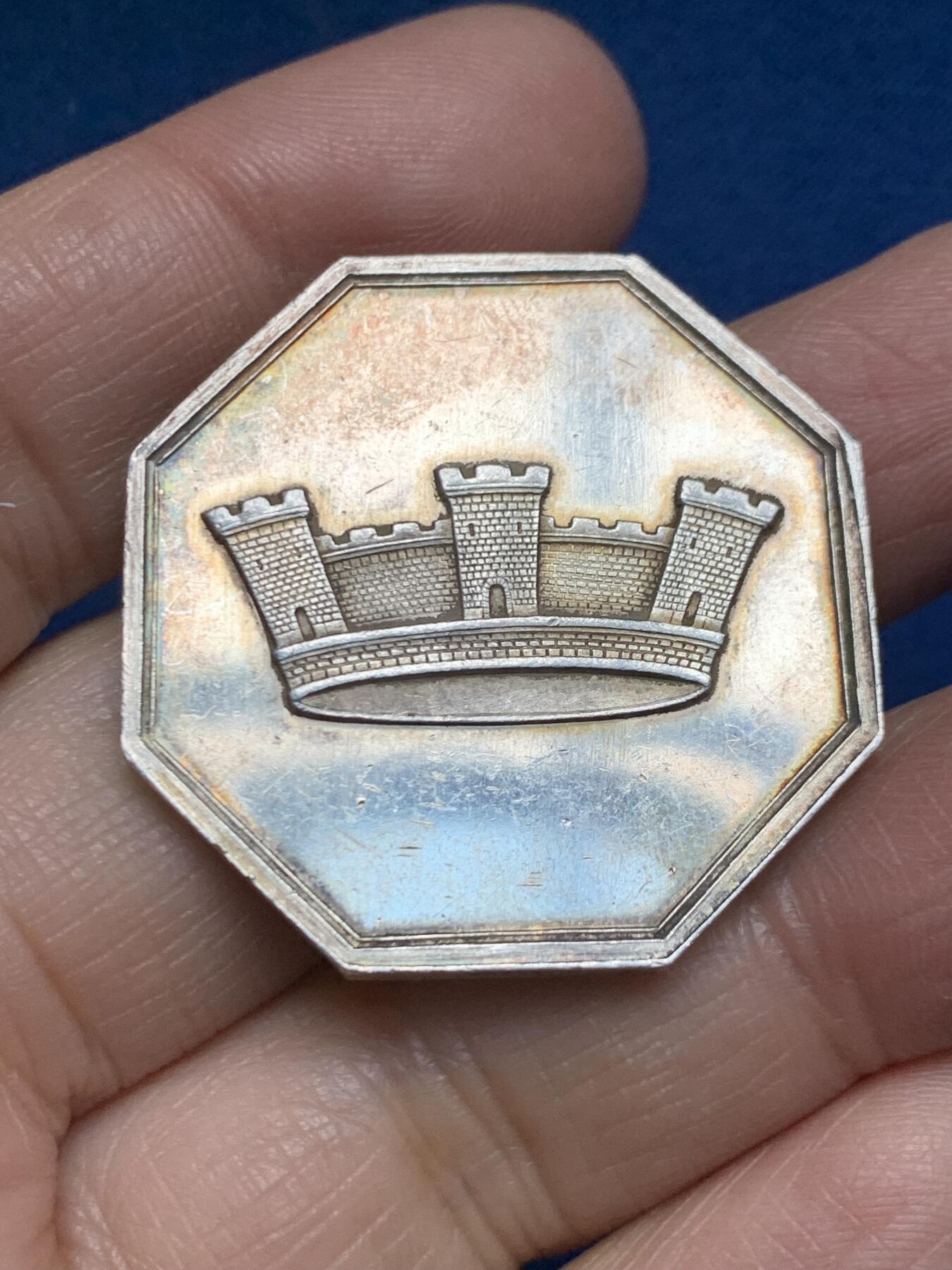 《竞宝斋》第455场 周日，周一 2场连拍 （全场包邮，欢迎送拍） 法国1838年城市人寿保险公司八角银质代币，城堡王冠图，丰饶角AR边铭，35mm，19.32克