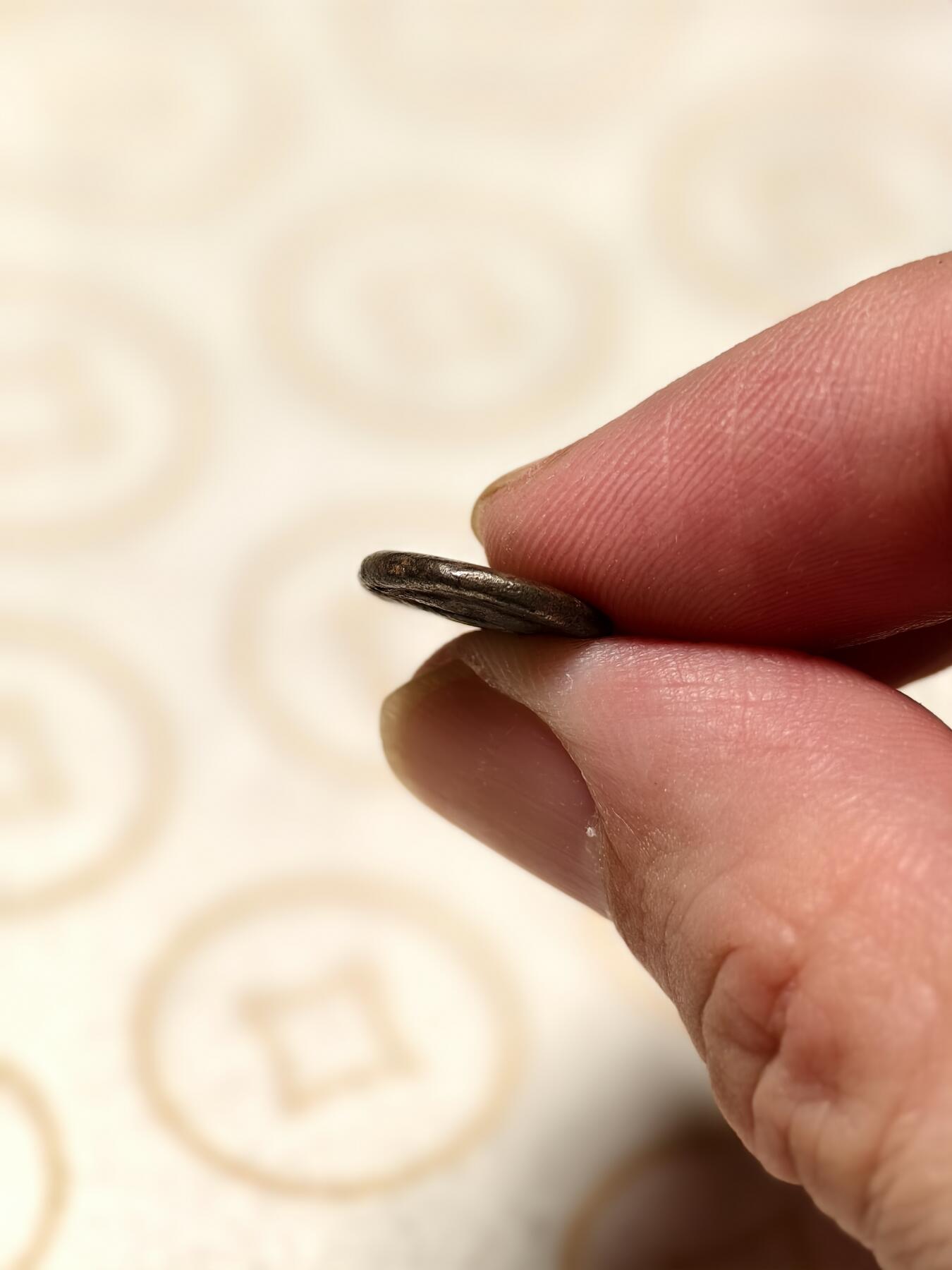 抚柳草堂-第六期章牌钱币 奖章勋章限时免佣 满百包邮 放漏专场 三佛齐王国末期至满者伯夷王国早期打制小银币 1.1g重正面有檀香花徽记，背面爪哇岛文，面值1 Unit或称Masa