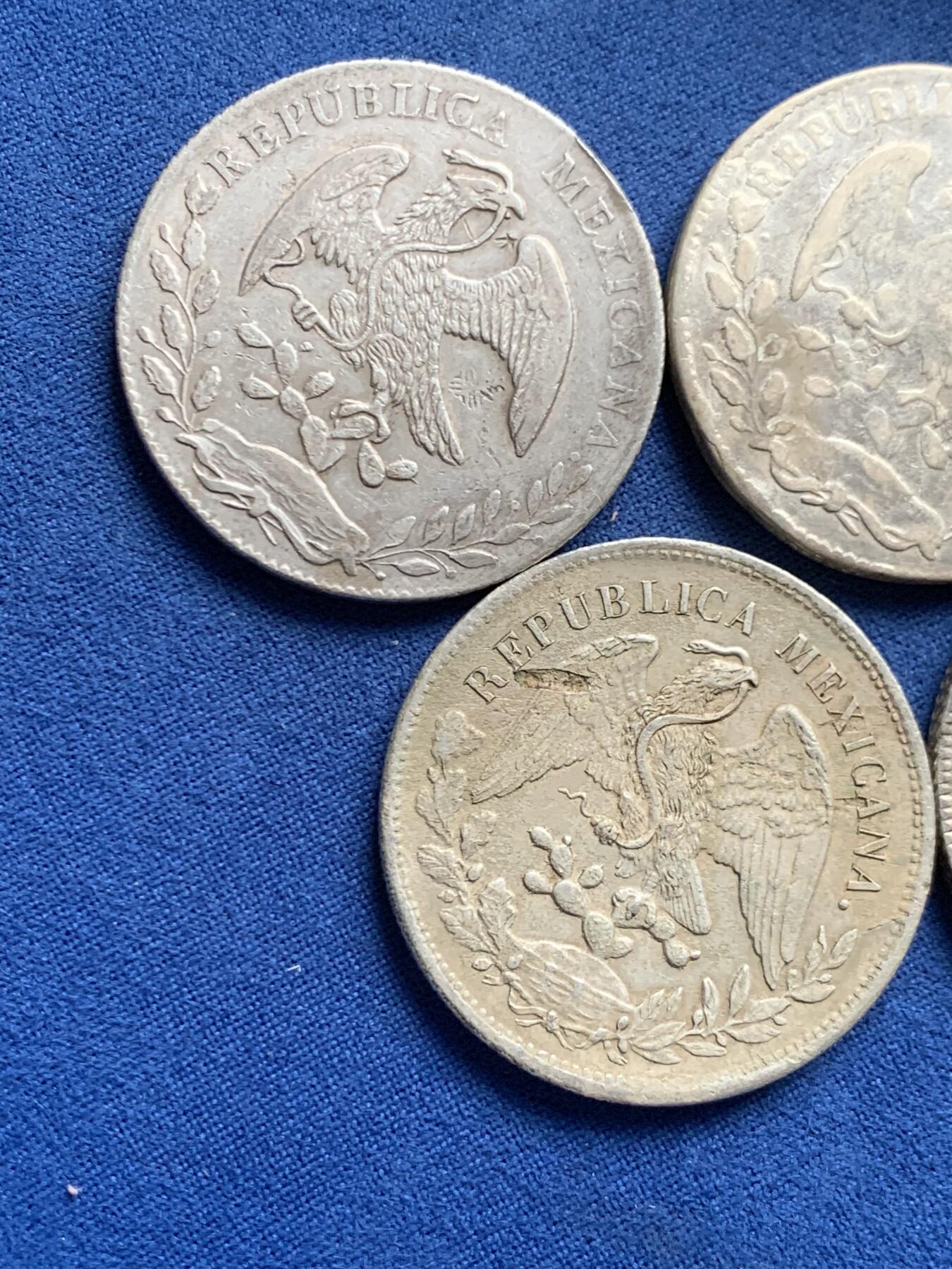 《竞宝斋》第455场 周日，周一 2场连拍 （全场包邮，欢迎送拍） 四枚一组 通货 墨西哥鹰洋银币 3枚花边+1枚直边 都有戳 总重106.75克