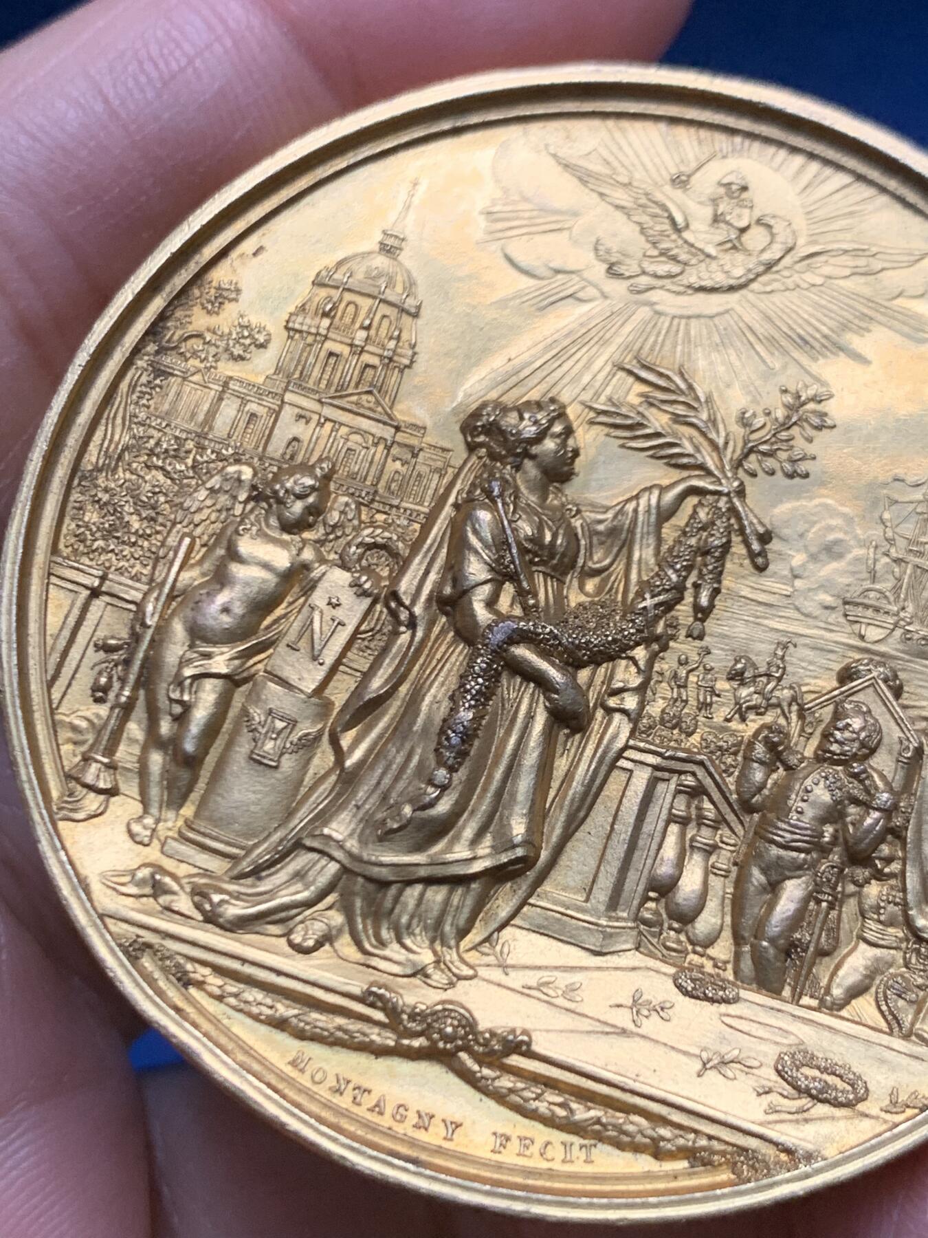 《竞宝斋》第455场 周日，周一 2场连拍 （全场包邮，欢迎送拍） 法国1840年迎回拿破仑灵柩纪念镀金铜章，金水十足。66.3g，52mm，边刻字：C.Dore，铜章1841年以前无边铭，有磕