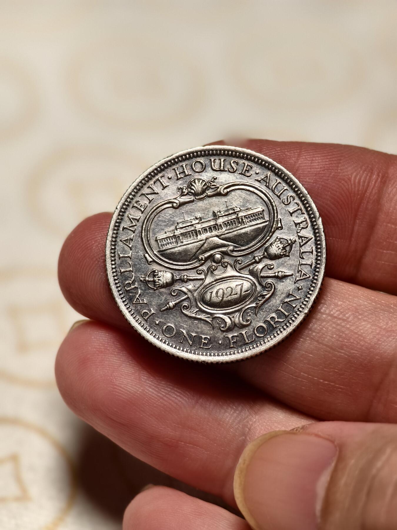 抚柳草堂-第六期章牌钱币 奖章勋章限时免佣 满百包邮 放漏专场 1927澳大利亚堪培拉国会大厦纪念1佛罗林银币 乔治五世重11.3g 品相很不错