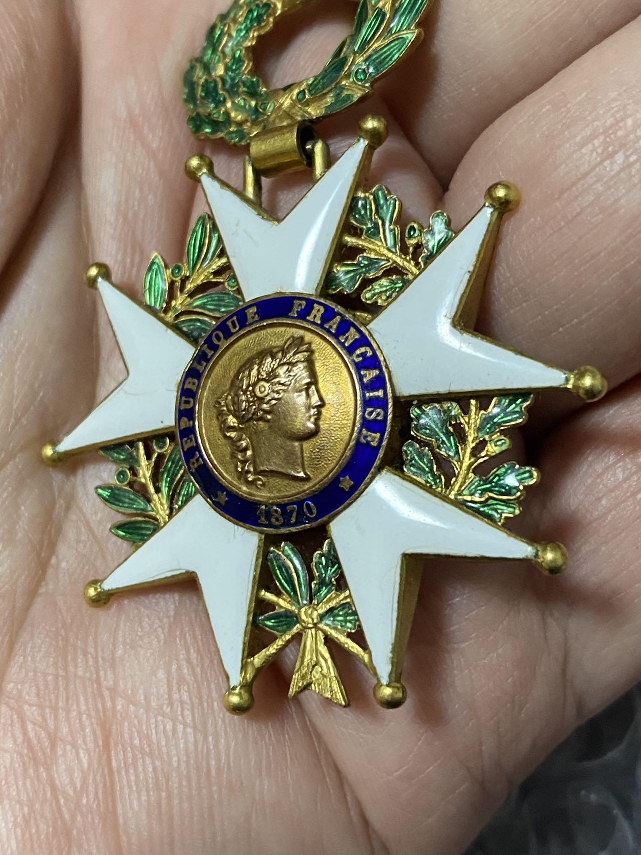 苏联勋章奖章1月5日晚上九点结束在麦稀奇 找不到的加我qq或者微信都是184277308备注苏章拍卖。最好加微信群每次都会通知还有提前可以一口价的 最近会持续拍卖一些东西。 法国荣誉军团勋章 （代拍）珐琅基本完整 有些小瑕疵无伤大雅 完美主义者绕行 非常漂亮