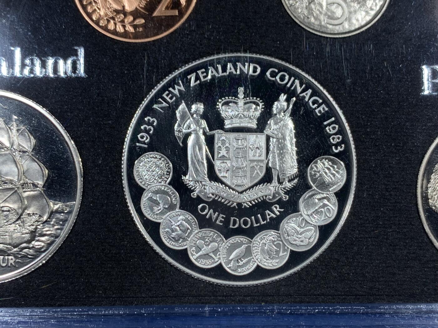 《竞宝斋》第455场 周日，周一 2场连拍 （全场包邮，欢迎送拍） 新西兰1983年伊丽莎白二世精制套币，其中最大面值的一元为银币，27.216克，925银