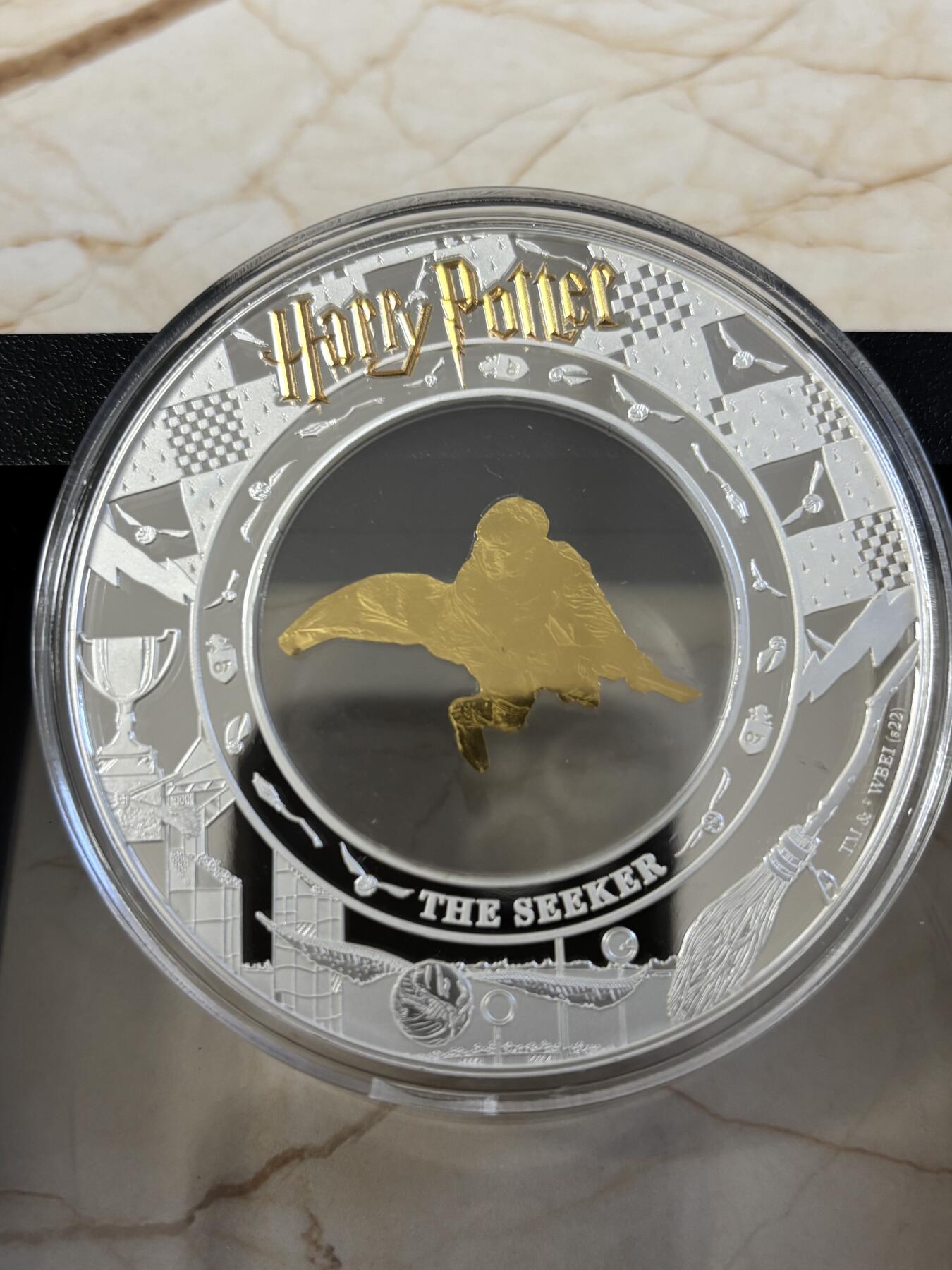 第187期拍卖 萨摩亚2022年哈利波特骑扫把2盎司中空镶金片银币，金属:999银+999金，重量:2盎司+0.2克，直径:70毫米，发行：975枚