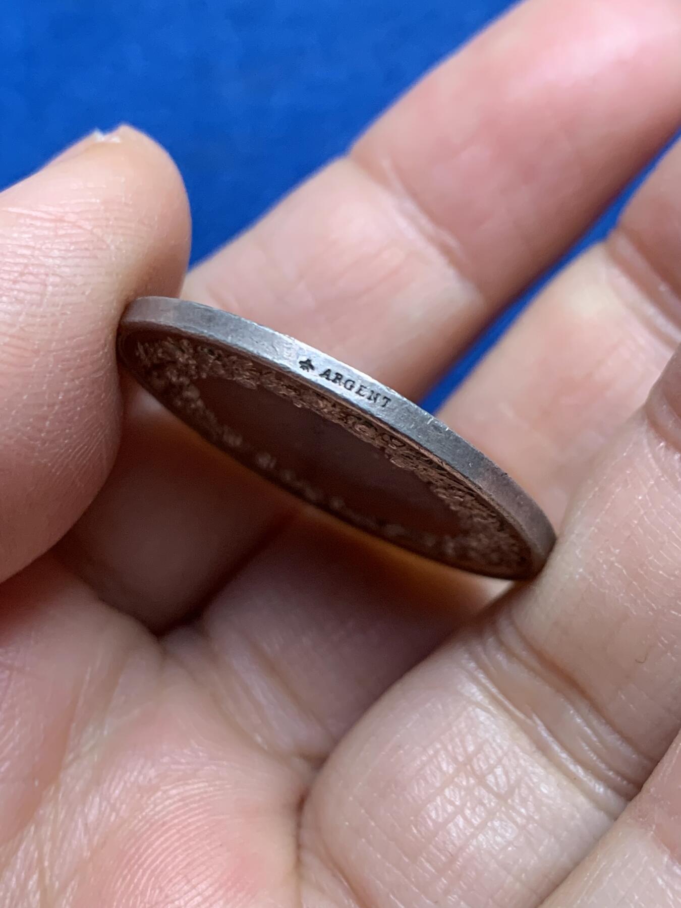 《竞宝斋》第455场 周日，周一 2场连拍 （全场包邮，欢迎送拍） 法国婚姻与爱情纪念银章 背面无刻字 蜜蜂银标 11.92克 30.2MM 披纱