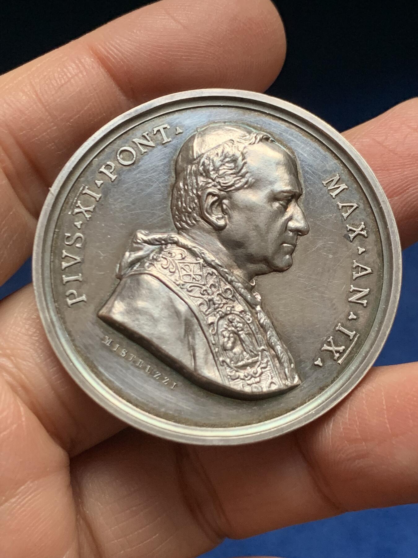 《竞宝斋》第455场 周日，周一 2场连拍 （全场包邮，欢迎送拍） 梵蒂冈1930年庇护十一世城市景观大银章，背面城市景观，两个小天使，直径：43.8mm，重：38.65g