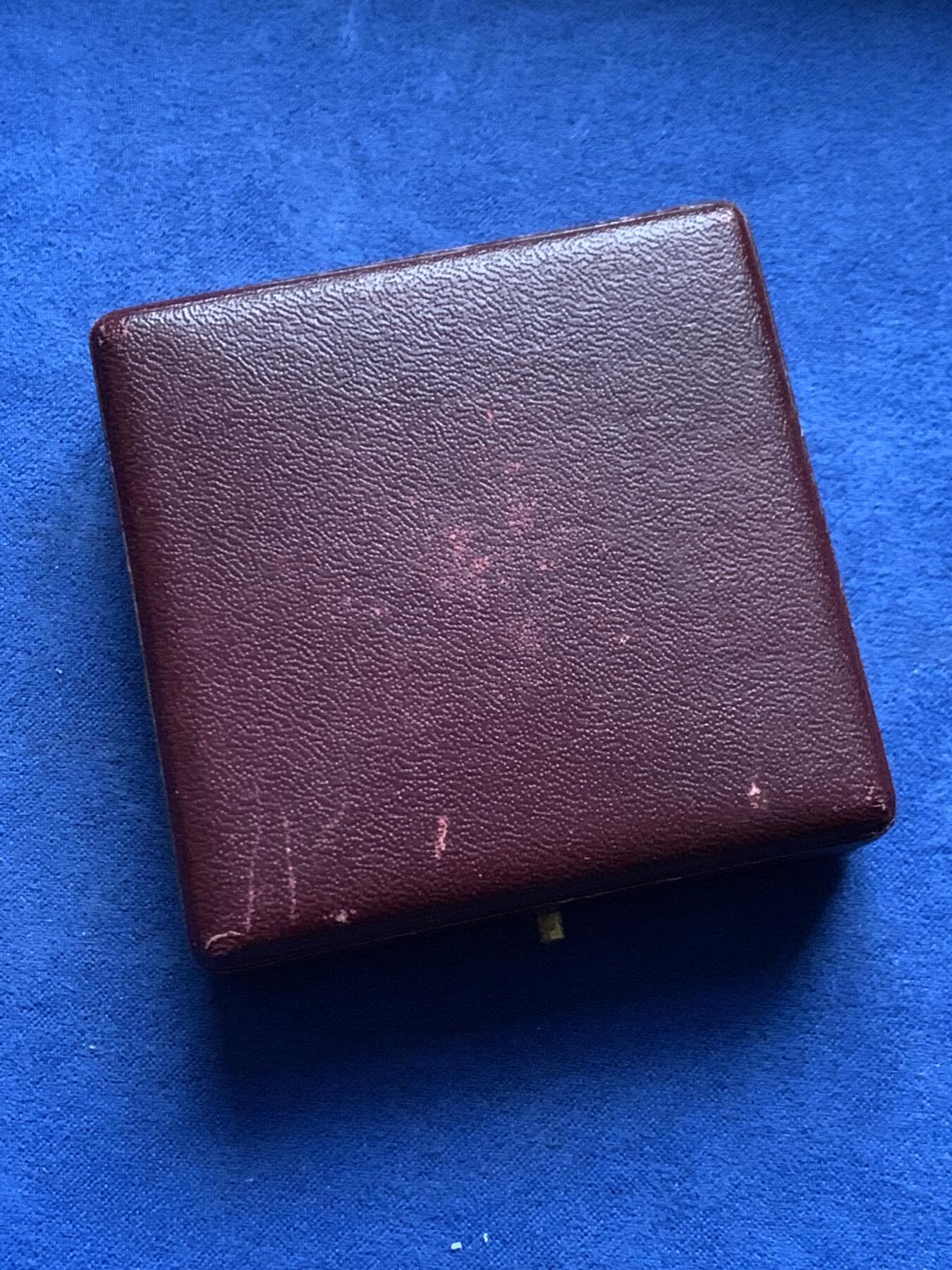 《竞宝斋》第455场 周日，周一 2场连拍 （全场包邮，欢迎送拍） 里昂自由学校兄弟会校友协会纪念铜章 31克 45.3mm 三角铜标 带原盒