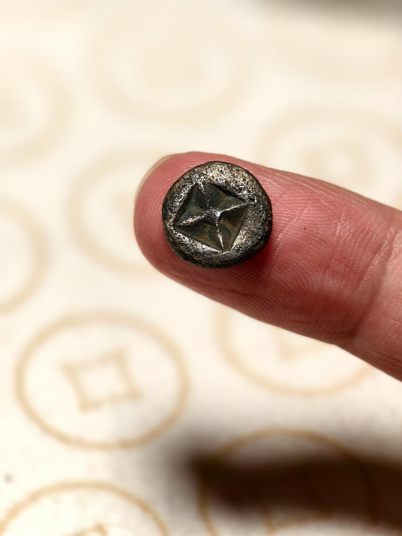 抚柳草堂-第六期章牌钱币 奖章勋章限时免佣 满百包邮 放漏专场 三佛齐王国末期至满者伯夷王国早期打制小银币 1.5g重正面有檀香花徽记，背面爪哇岛文，面值1 Unit或称Masa