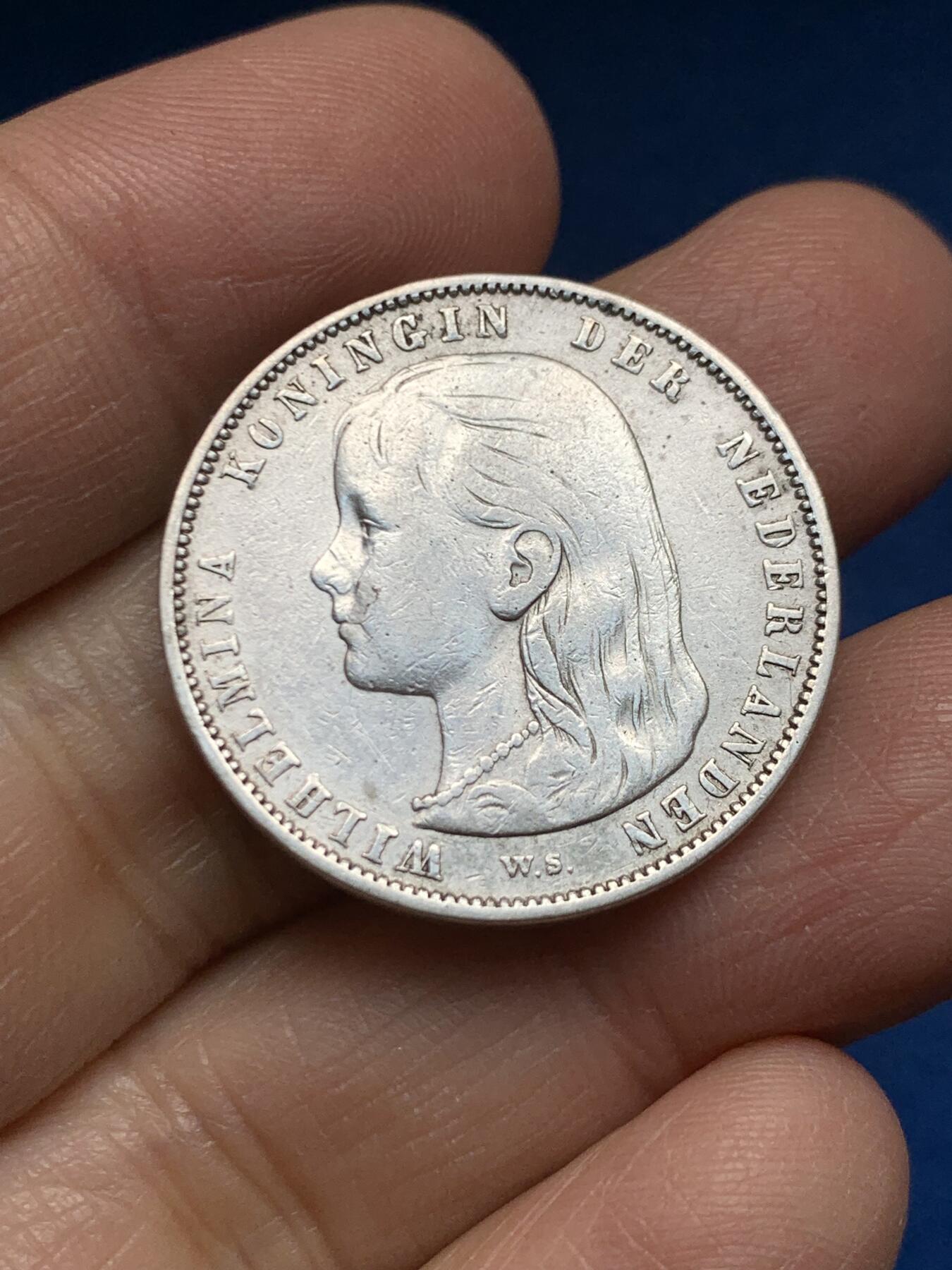 《竞宝斋》第455场 周日，周一 2场连拍 （全场包邮，欢迎送拍） 荷兰1892年威廉明娜女王1盾银币，著名的萝莉银币。