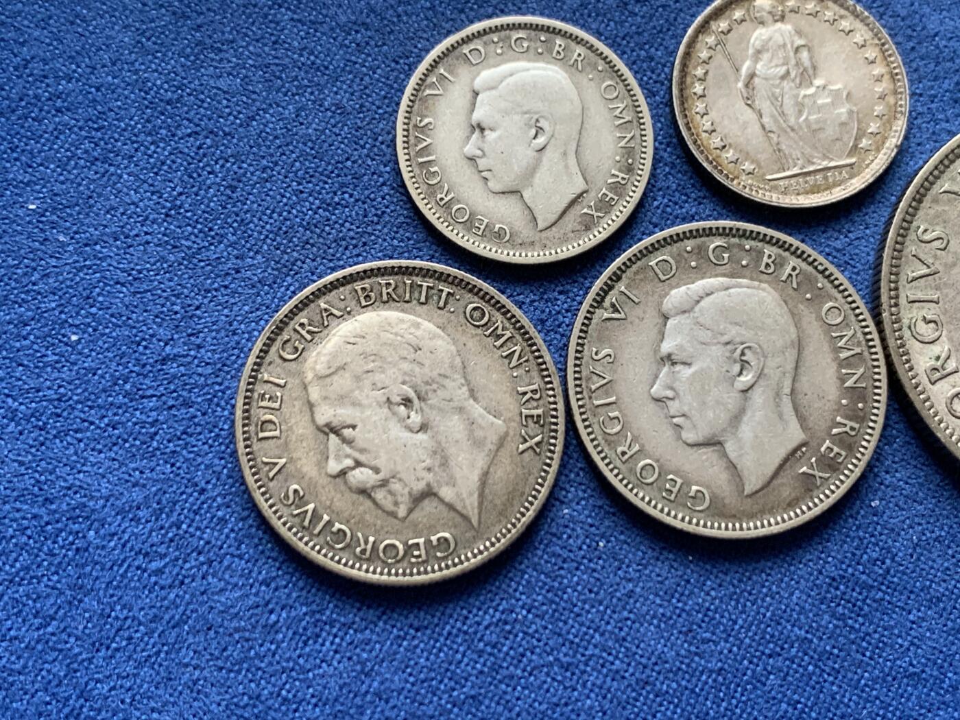 《竞宝斋》第455场 周日，周一 2场连拍 （全场包邮，欢迎送拍） 五枚一组 英国银币三枚（1940年乔治六世1先令+1936年乔治五世1先令+乔治六世1942年6便士）+瑞士1964年半法朗银币 原光+英国1938年乔治六世半克朗银币