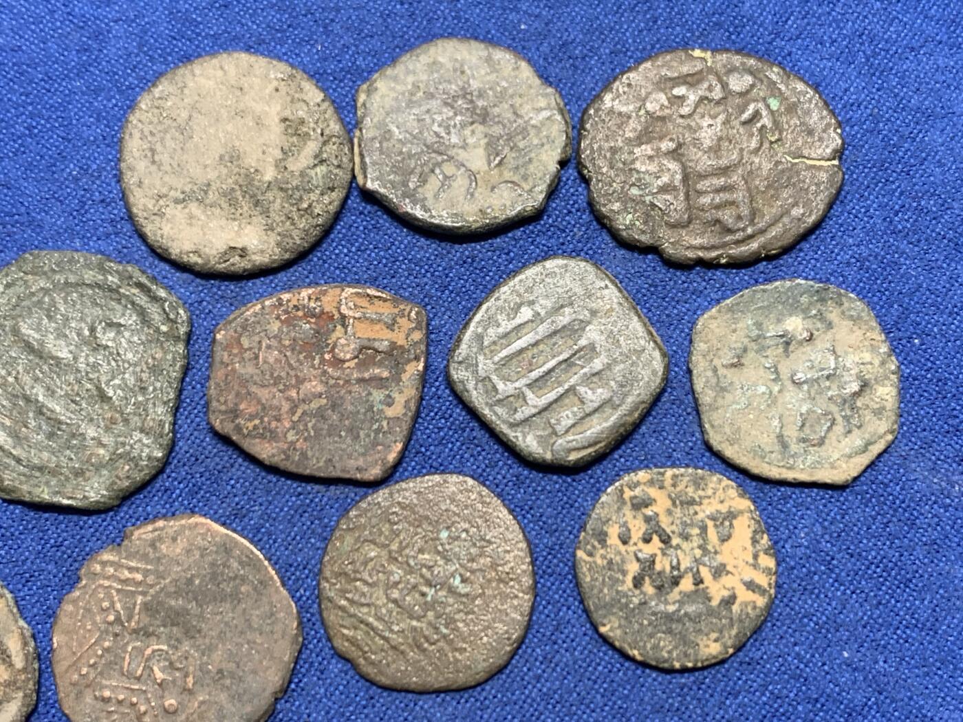 《竞宝斋》第455场 周日，周一 2场连拍 （全场包邮，欢迎送拍） 12枚一组 中世纪伊斯兰法鲁斯铜币，种类很多基本不重复，里面有倭玛亚王朝、阿巴斯王朝、阿尤布王朝等中东地区伊斯兰各哈利法或埃米尔铜币