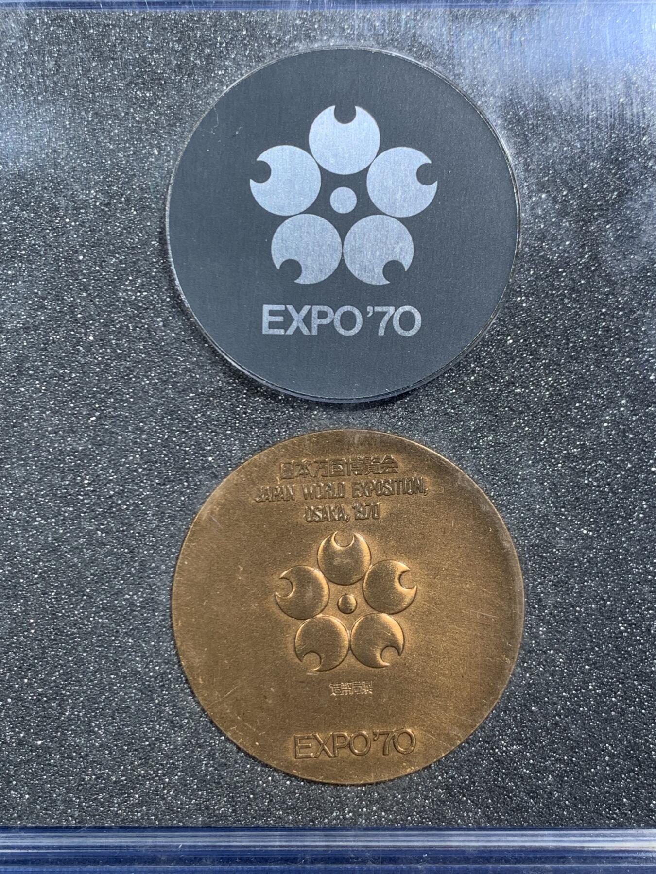 《竞宝斋》第455场 周日，周一 2场连拍 （全场包邮，欢迎送拍） 三枚一组 日本发行 1976年加拿大蒙特利尔奥运会纪念币2枚 原盒（少个盖子） + 1970年 日本世博会纪念章 原盒