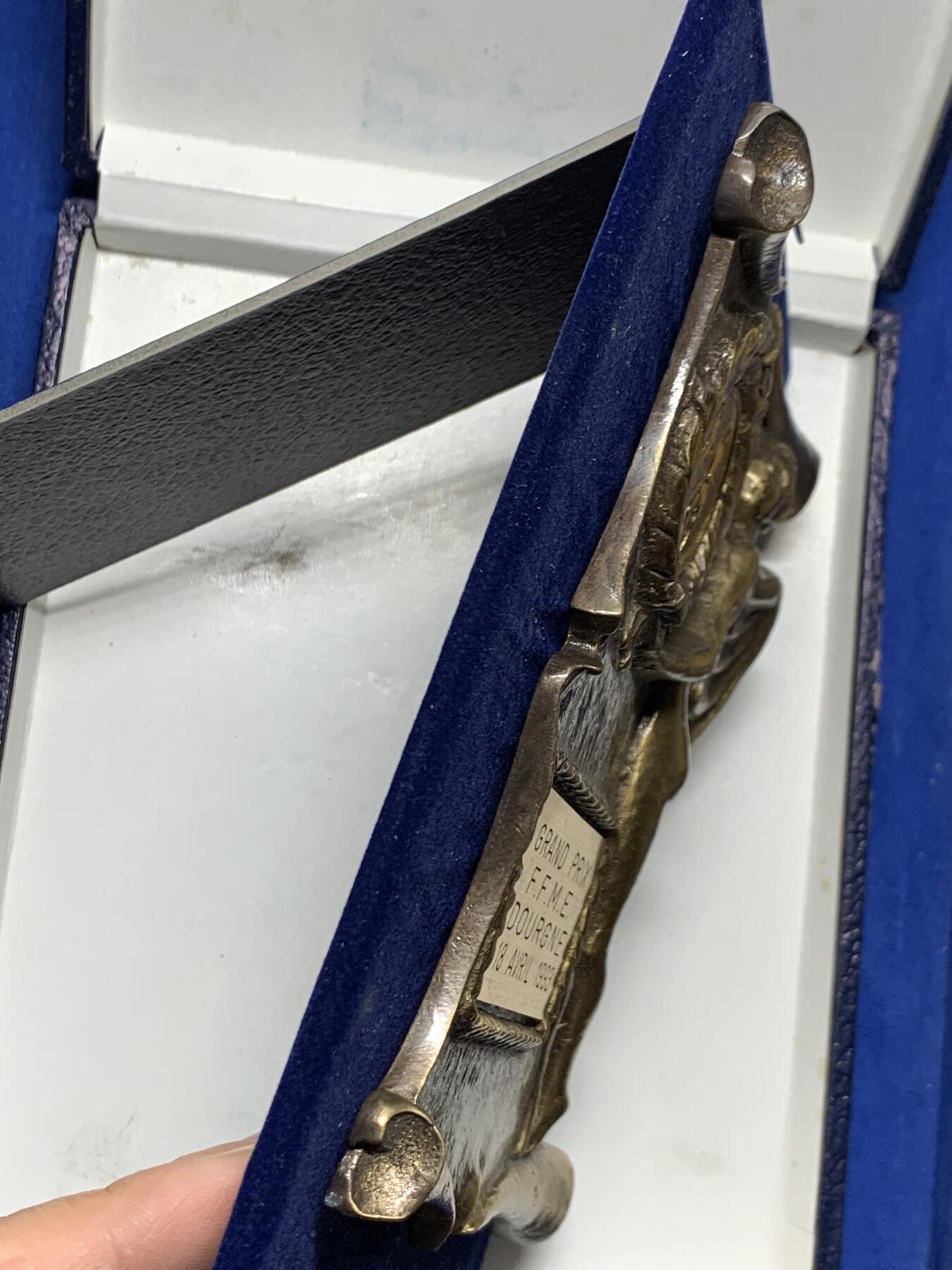 《竞宝斋》第455场 周日，周一 2场连拍 （全场包邮，欢迎送拍） 1993年田径比赛纪念奖牌 带原始包装 带盒总重约910克，长约167mm  宽约130mm 巨大