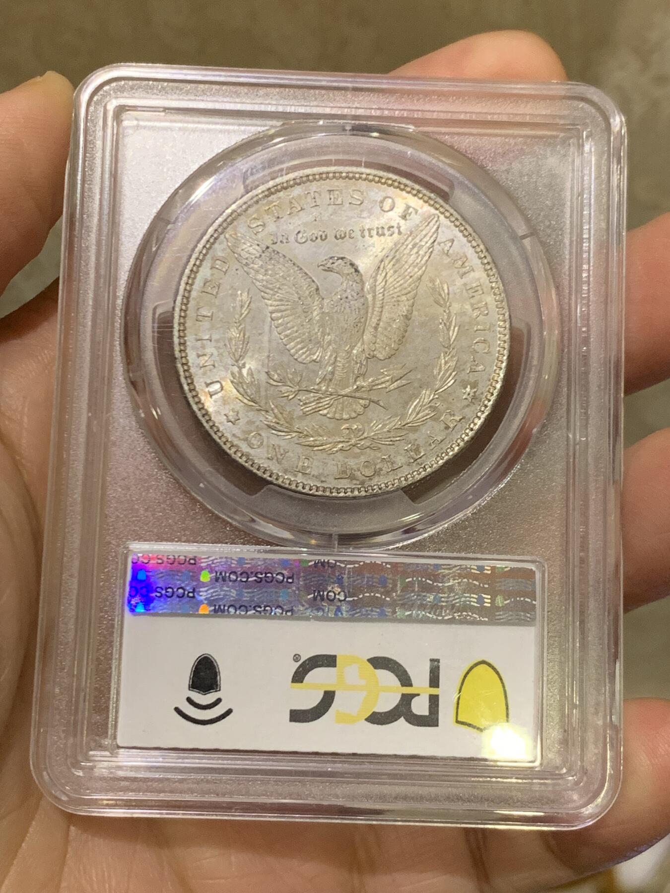 《竞宝斋》第455场 周日，周一 2场连拍 （全场包邮，欢迎送拍） PCGS MS65 美国1898年摩根一美元银币，1898年年份较少，本枚为标准卷首彩，美轮美奂，绚丽五彩，值得重新送评