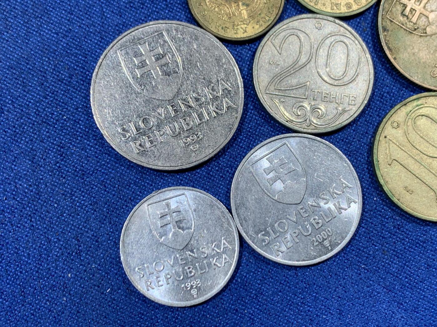 《竞宝斋》第455场 周日，周一 2场连拍 （全场包邮，欢迎送拍） 10枚一组 哈萨克斯坦钱币6枚和斯洛伐克钱币4枚