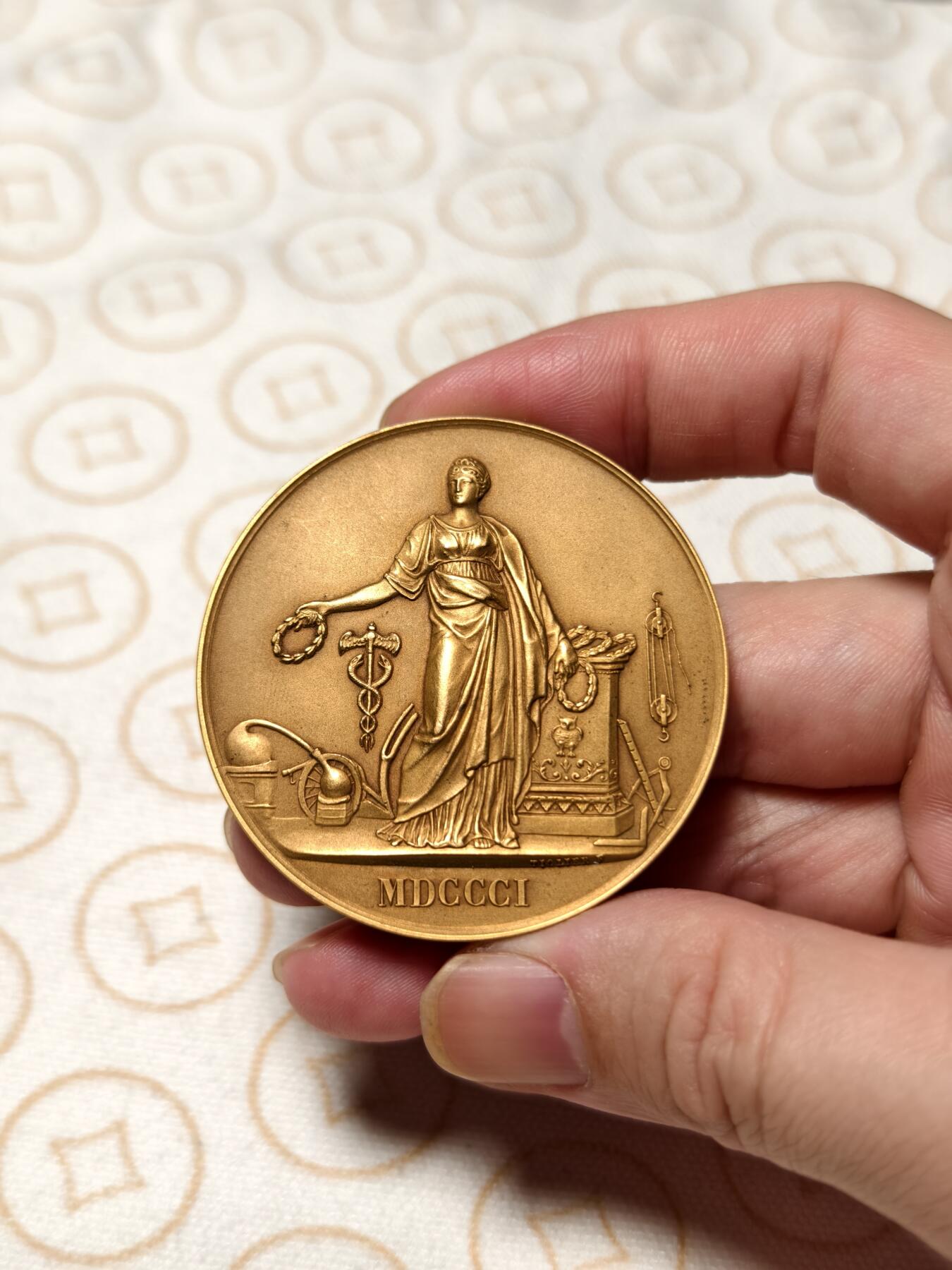 抚柳草堂-第六期章牌钱币 奖章勋章限时免佣 满百包邮 放漏专场 1941法国国家工业鼓励协会镀金大铜章重53.7g 直径50.6mm 丰饶角铜标 品相非常棒镀层完美漂亮极了