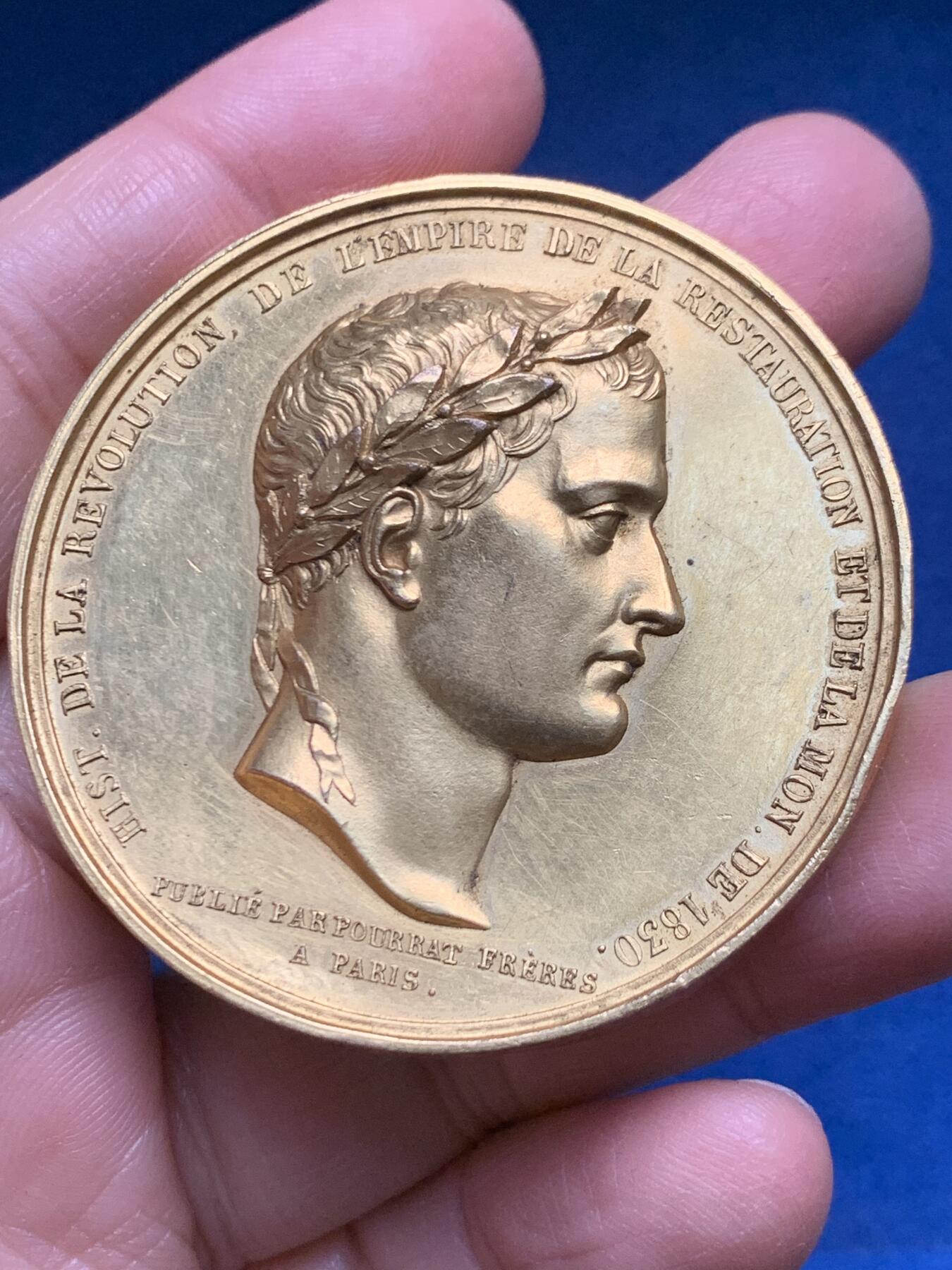 《竞宝斋》第455场 周日，周一 2场连拍 （全场包邮，欢迎送拍） 法国1840年迎回拿破仑灵柩纪念镀金铜章，金水十足。66.3g，52mm，边刻字：C.Dore，铜章1841年以前无边铭，有磕