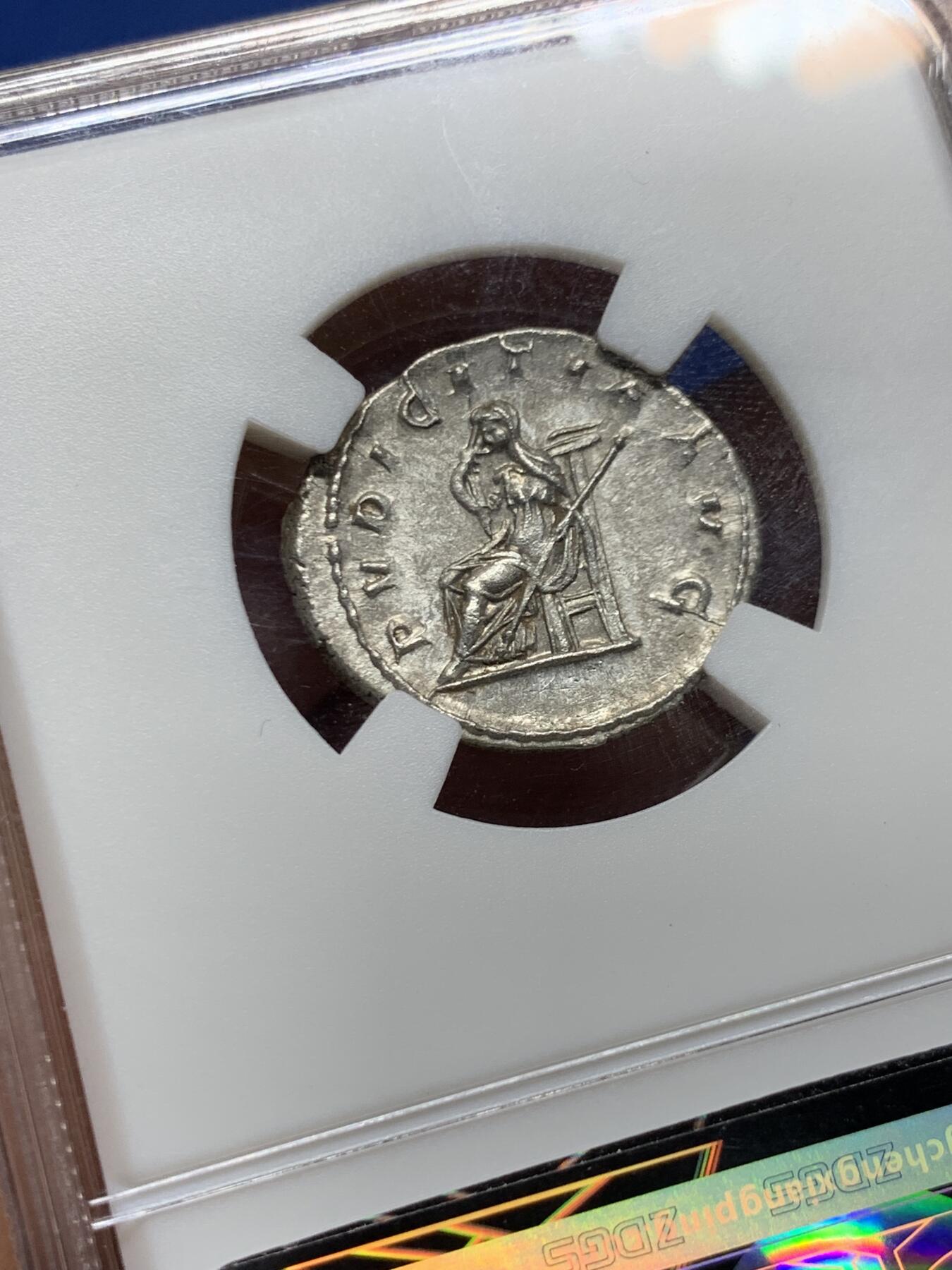 《竞宝斋》第455场 周日，周一 2场连拍 （全场包邮，欢迎送拍） 众诚详评 AU 古罗马帝国 249-251年 1安东尼安 银币 正面为海伦尼娜皇后 背面为贞洁女神站像 打制很好 细节不错 图案少见