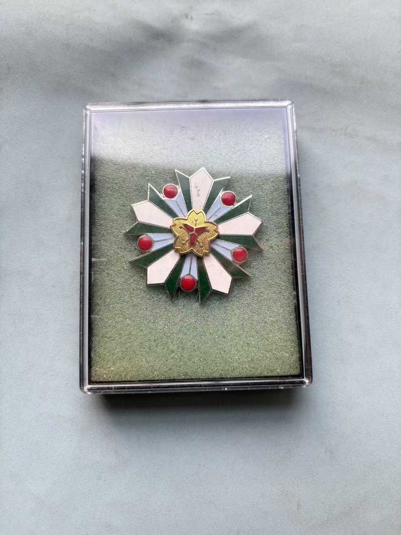 盛世勋华——号角文化勋章邮票专场拍卖第297期 日本北海当自治体消防30周年纪念徽章 带原盒