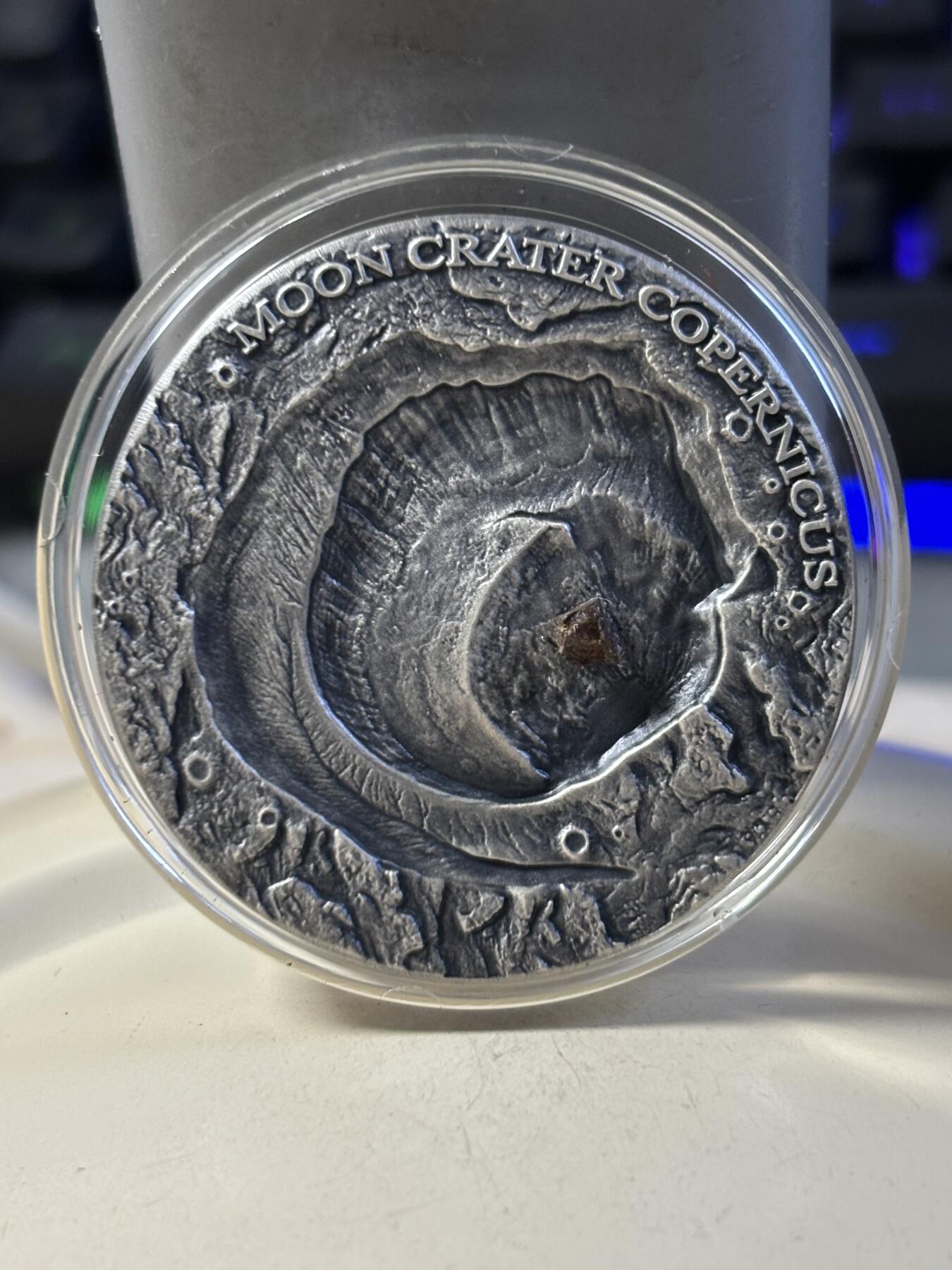 第187期拍卖 纽埃2019年宇宙星坑1哥白尼环形山镶月球陨石银币，999银，发行666枚