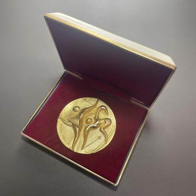 回流20260108 - 原盒1972年第11届札幌冬奥会纪念章 日本著名前卫艺术家冈本太郎设计