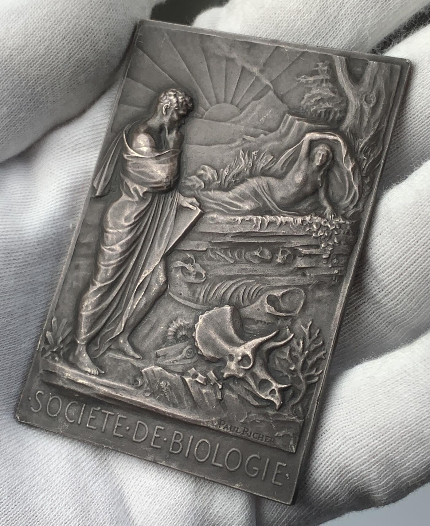 掌中浮雕-藏着的欧洲第048场 1899年法国生物学会50周年镀银铜章， 73×48mm，Paul richer雕刻，获得者：Louis Martin.  稀少