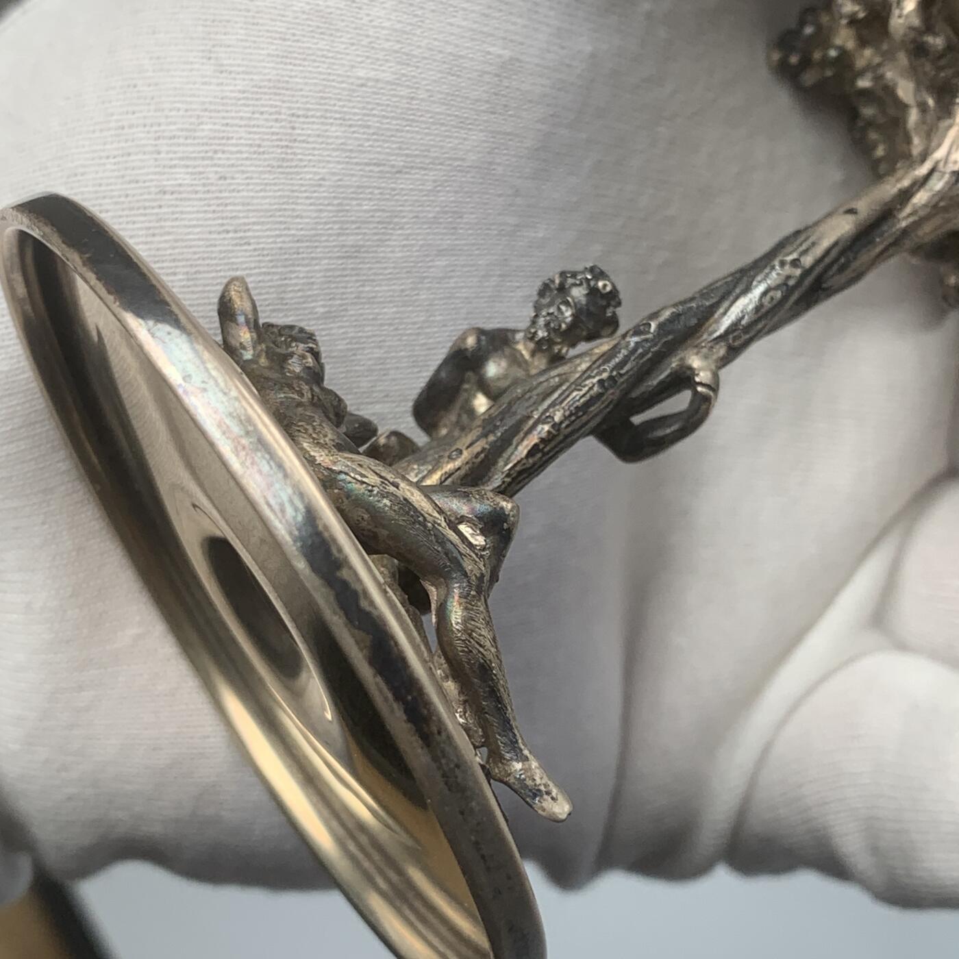 掌中浮雕-藏着的欧洲第048场 意大利潘神银质酒杯。工艺精美，比较少见的立体圆雕杯座和柄座，刻画了半人半羊的潘神与裸女在葡萄树下嬉戏的场景。高度12cm，口径7cm，重量256克，800银戳，底座边缘稍有变形