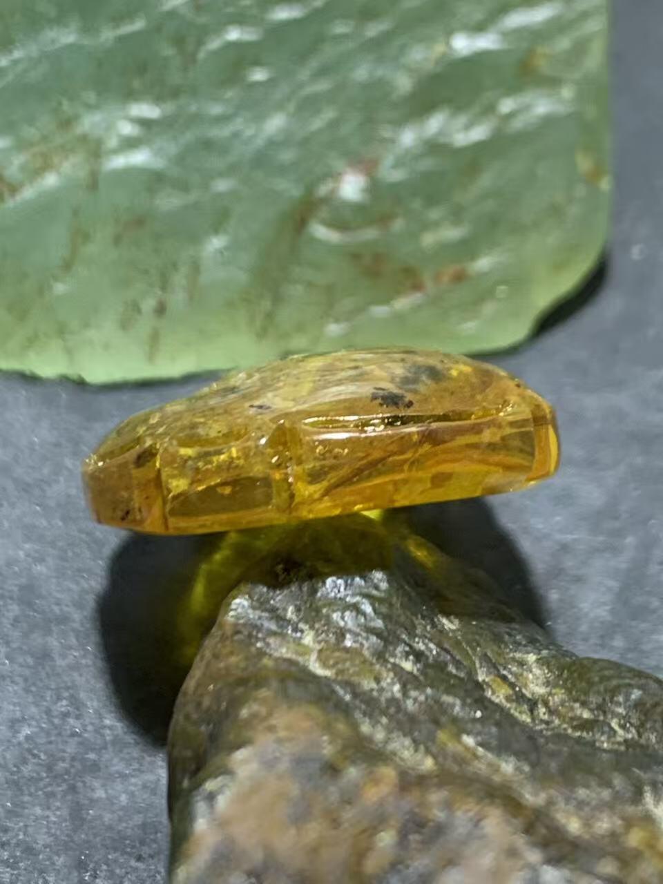 天然通货乌克兰蜜蜡雕刻福字吊坠一个