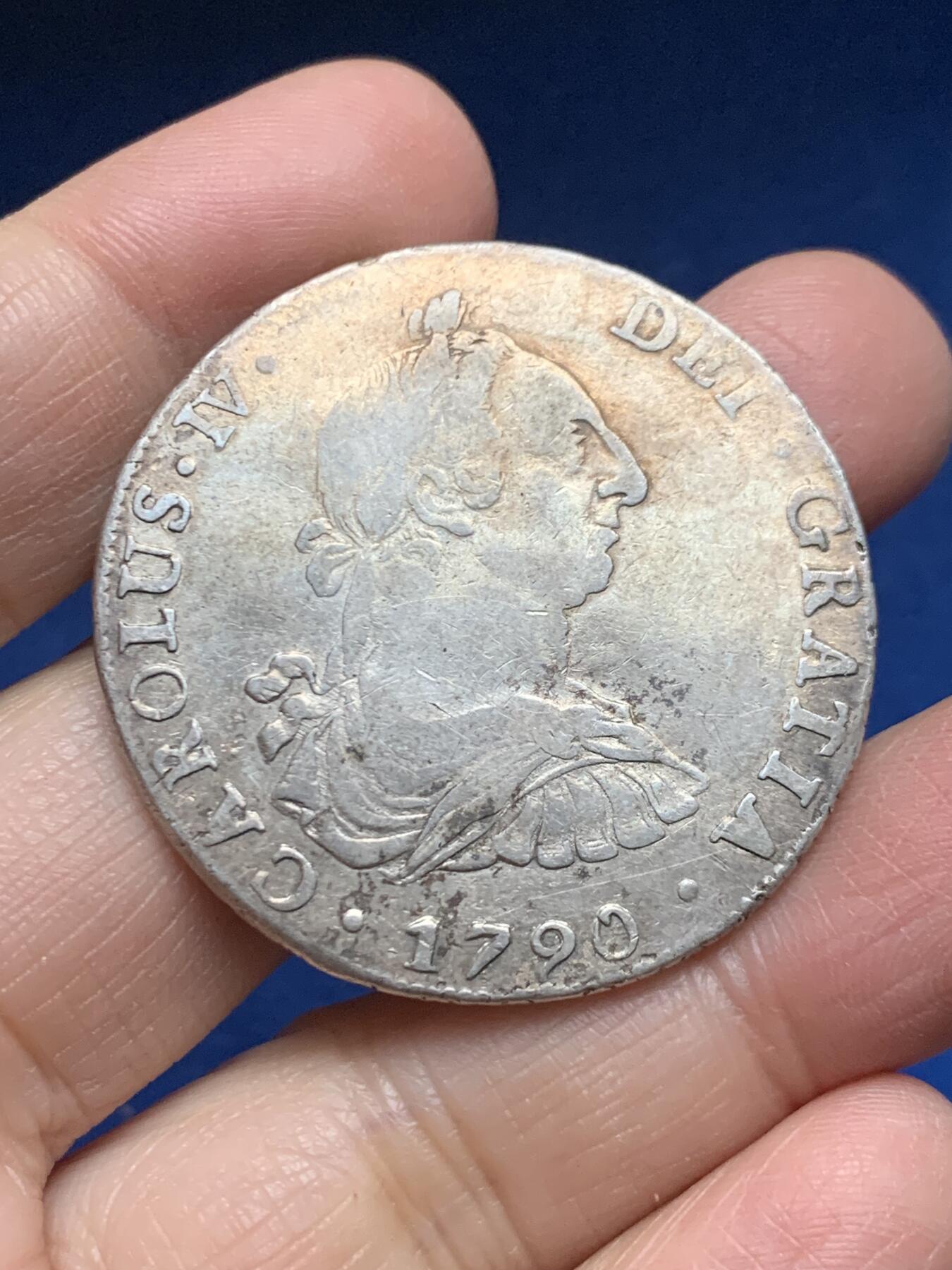 《竞宝斋》第455场 周日，周一 2场连拍 （全场包邮，欢迎送拍） 西属玻利维亚1790年卡三像过渡版双柱8R银币，过度版稀少，大币胚，特色十足，比同年墨西哥双柱大一圈